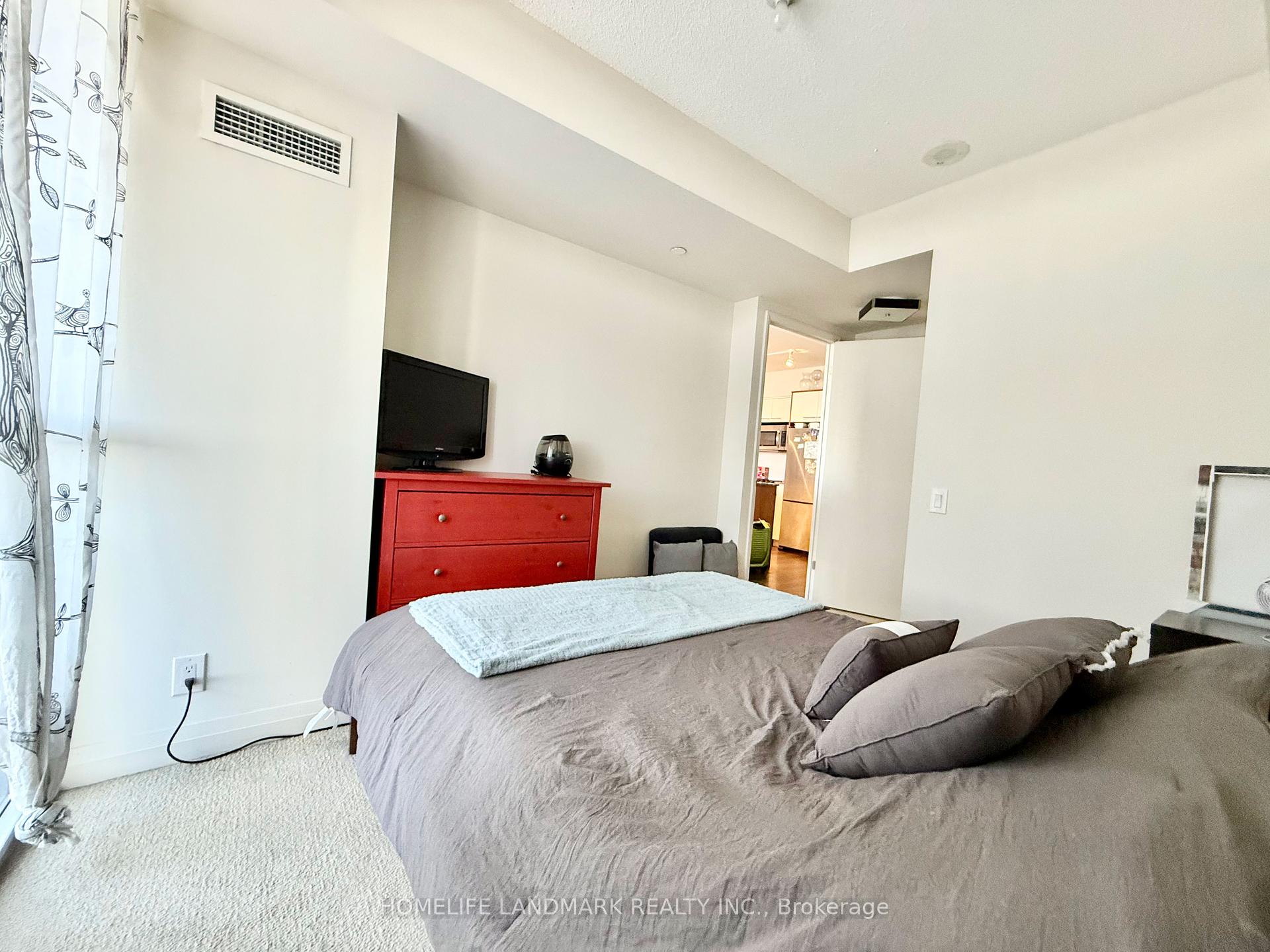 2 Bedrooms Condo at 1 Valhalla Inn, Toronto For sale