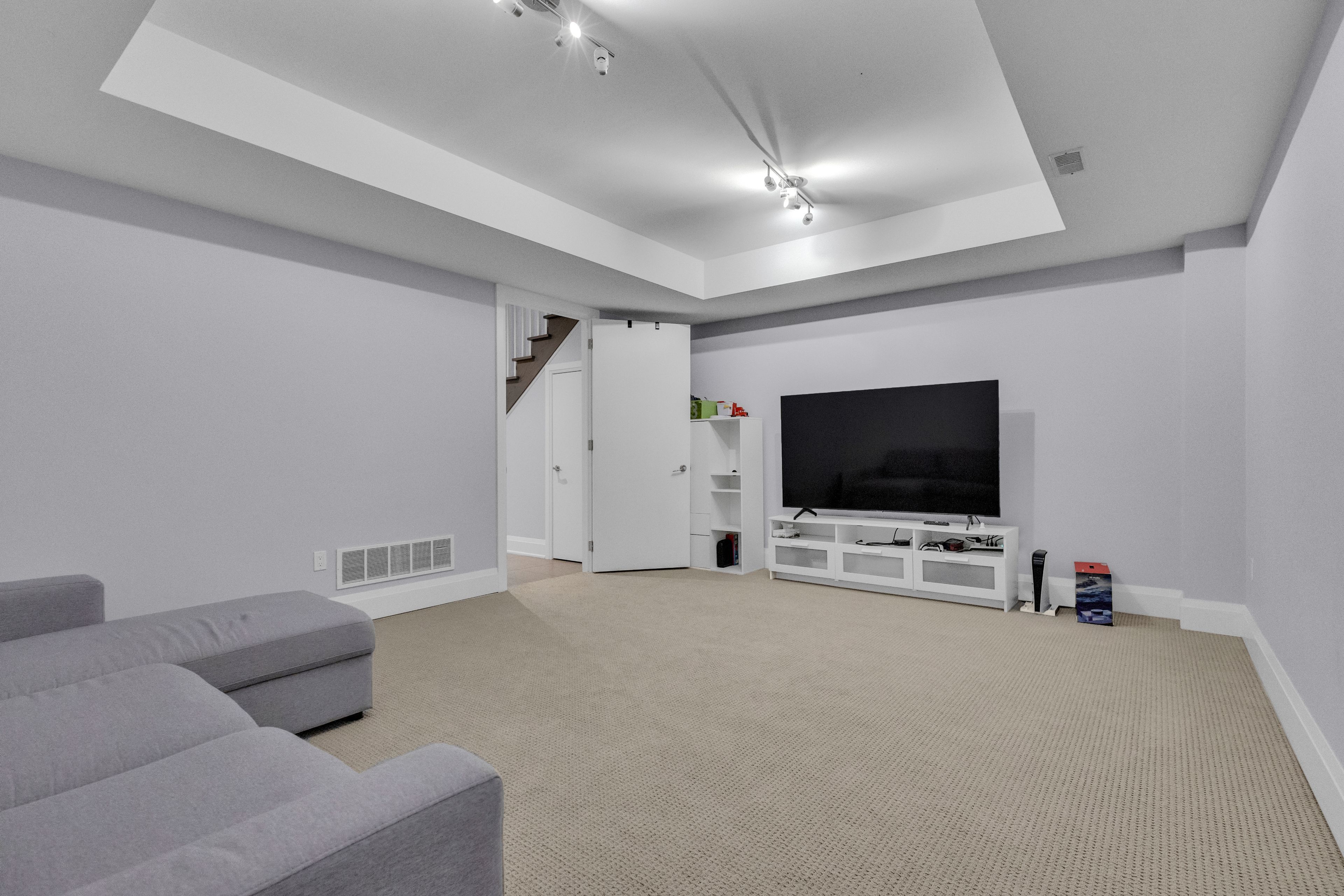 1256 Avenue Road