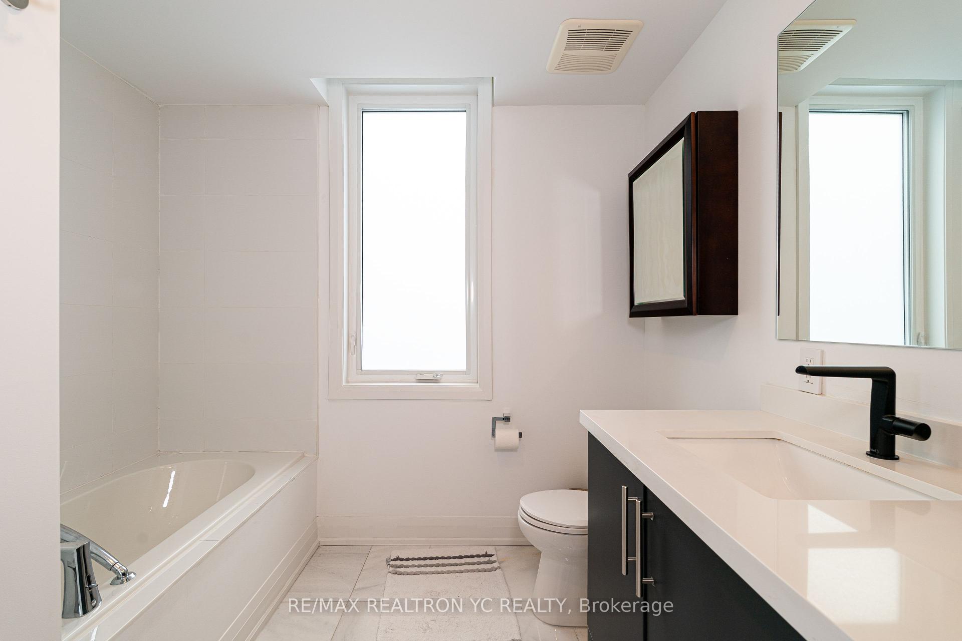 4 Bedrooms Condo at 18 Greenbriar, Toronto For sale
