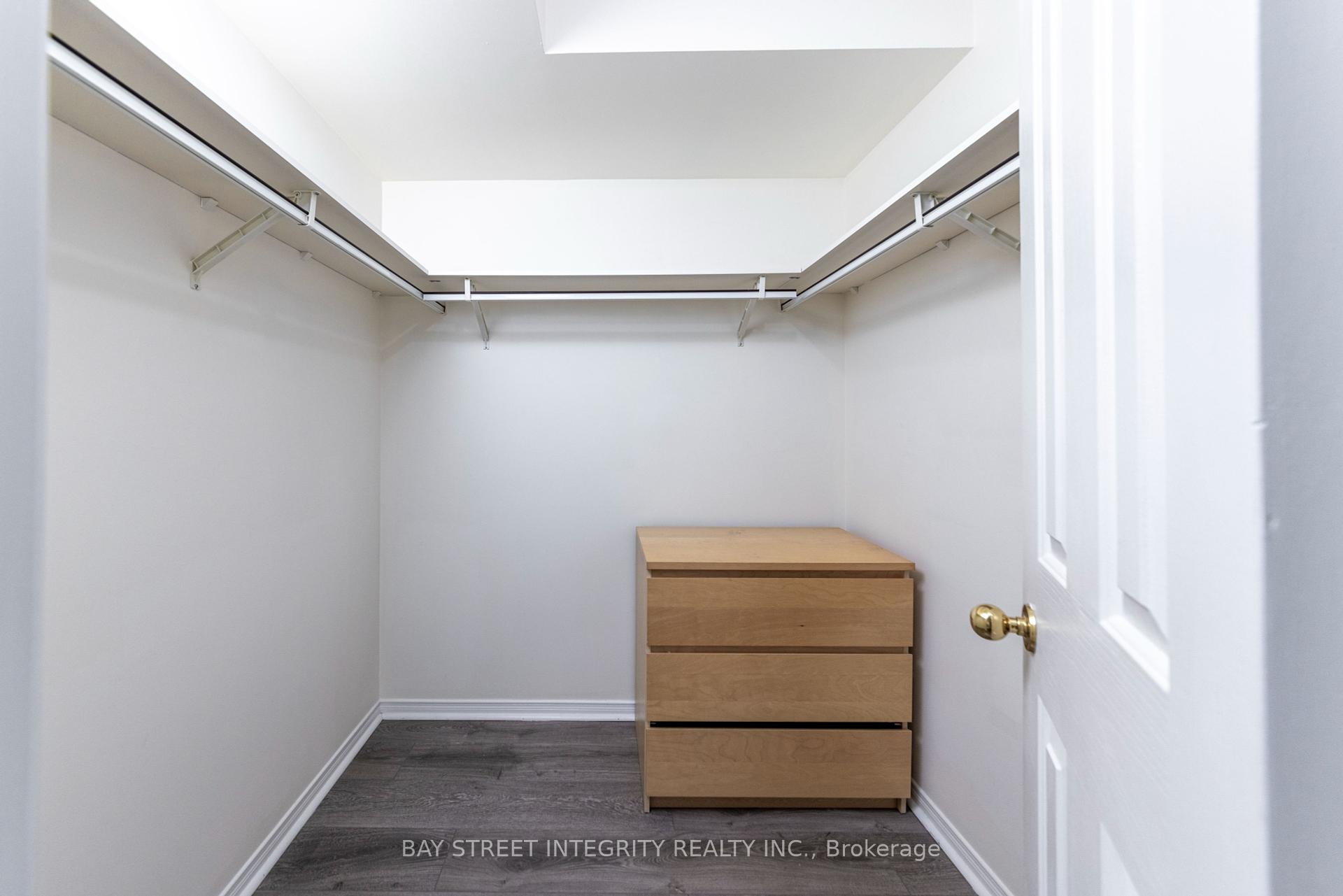 2 Bedrooms Condo at 28 Hollywood, Toronto For sale