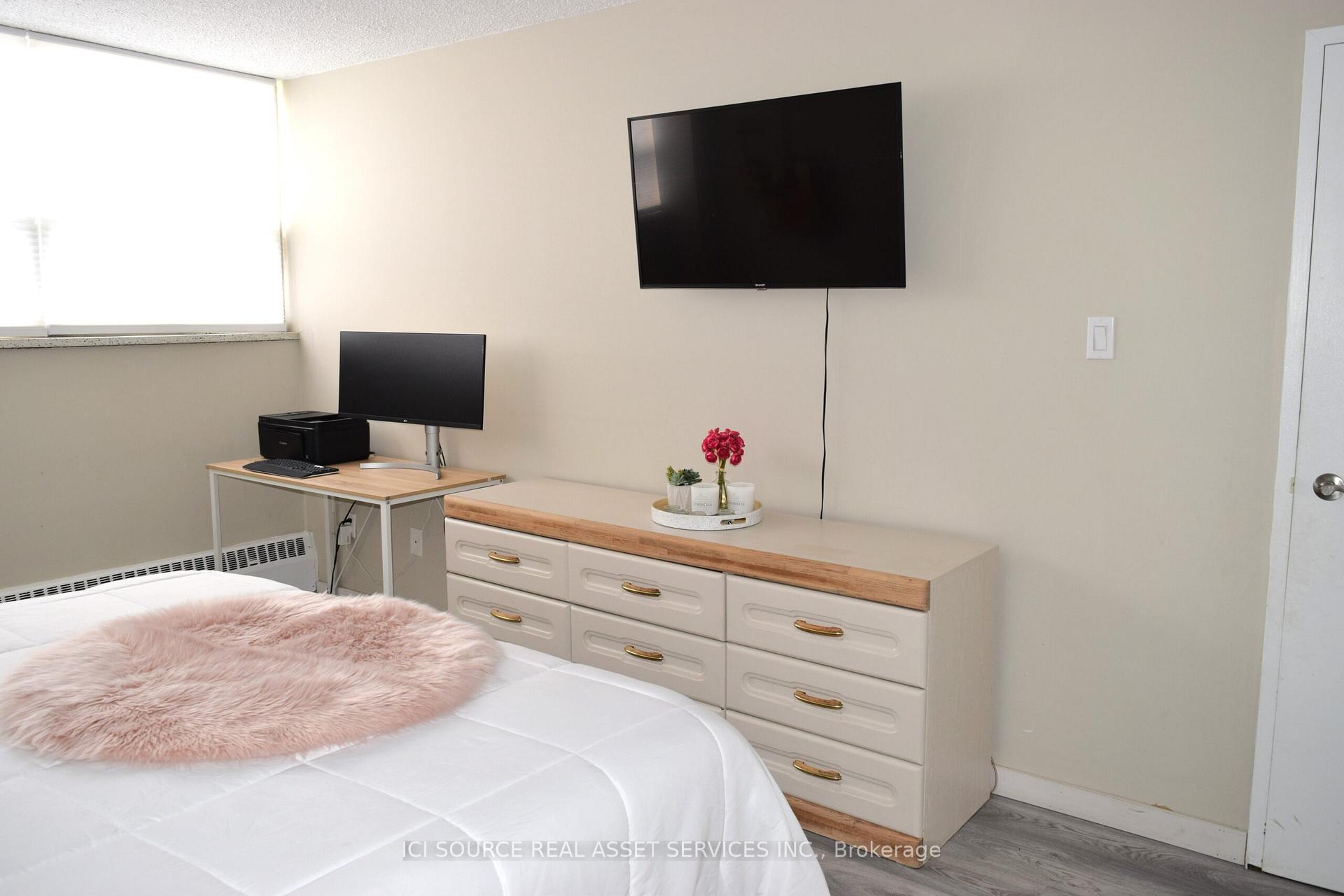2 Bedrooms Condo at 212 Kerr,  Oakville For sale