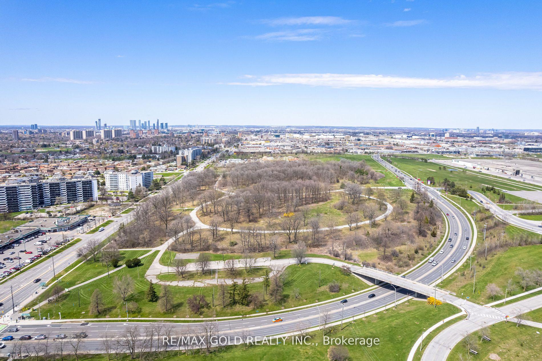 5 Bedrooms Condo at 24 Norman Wesley,  Toronto For sale