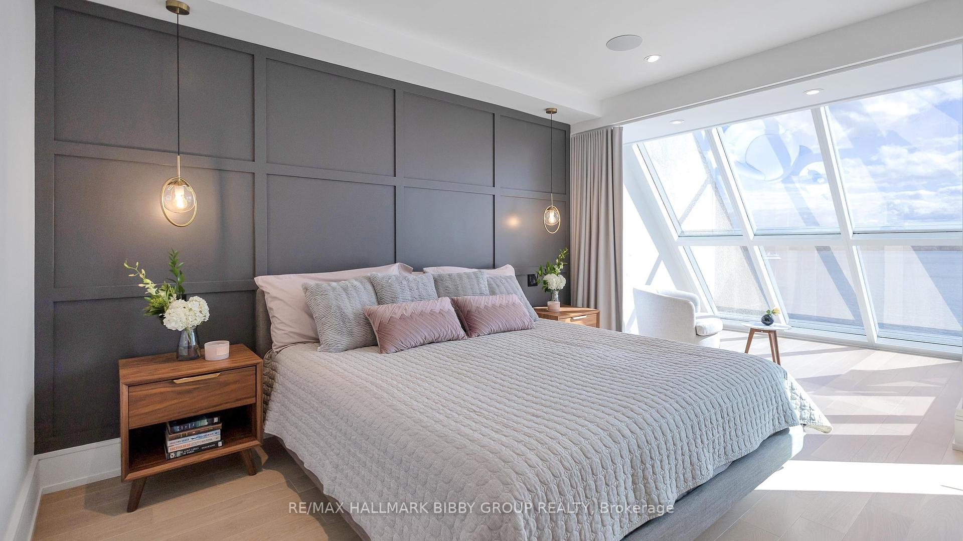 3 Bedrooms Condo at 99 Harbour, Toronto For sale