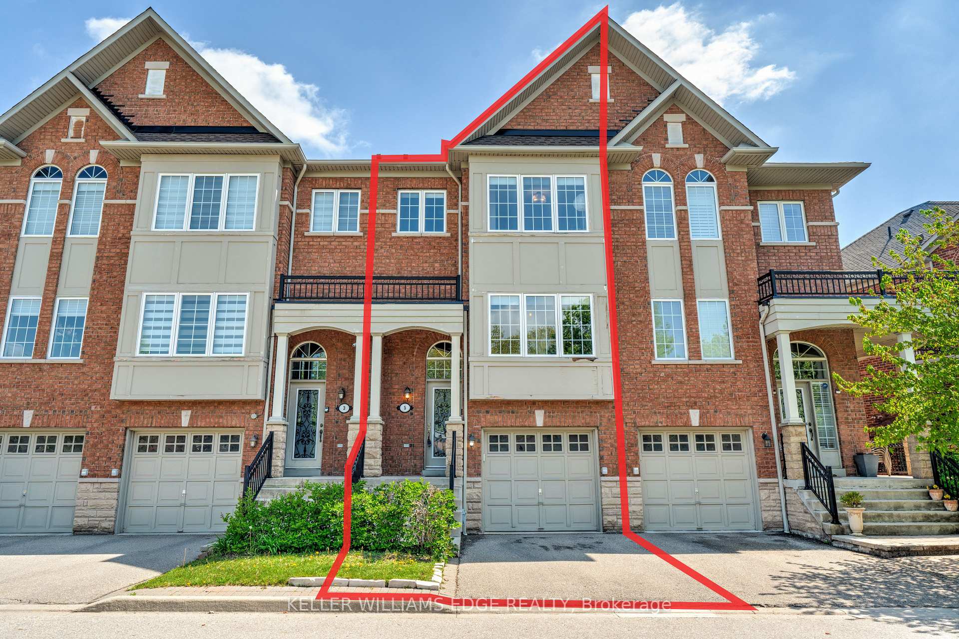 3 Bedrooms Condo at 230 Paisley, Mississauga For sale