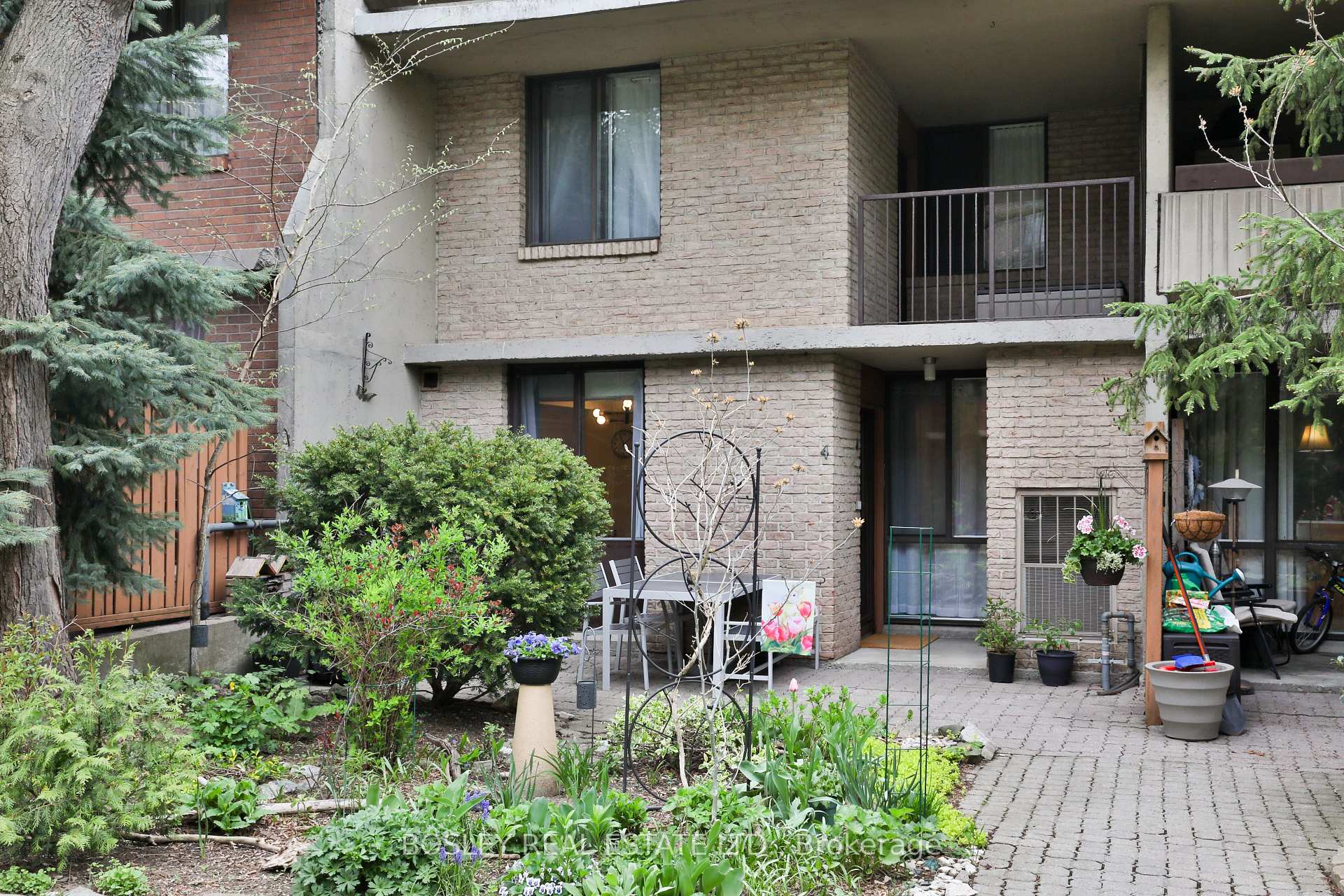 3 Bedrooms Condo at 1250 Mississauga Valley, Mississauga For sale