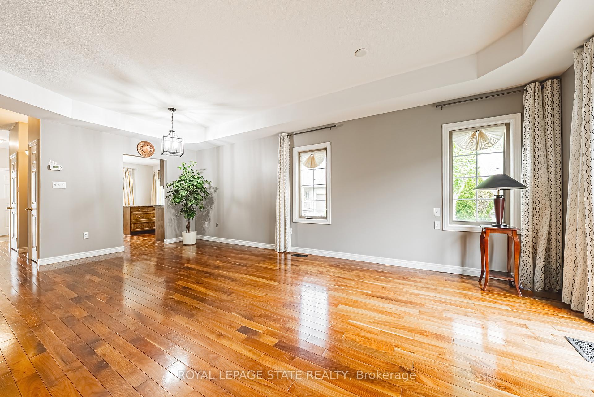 2 Bedrooms Condo at 130 Southbrook, Hamilton For sale