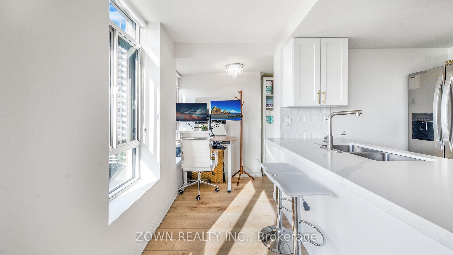 3 Bedrooms Condo at 15 Maplewood, Toronto For sale