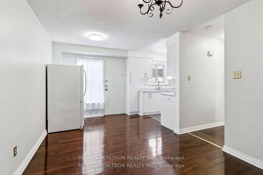 3 Bedrooms Condo at 44 Chester Le, Toronto For sale
