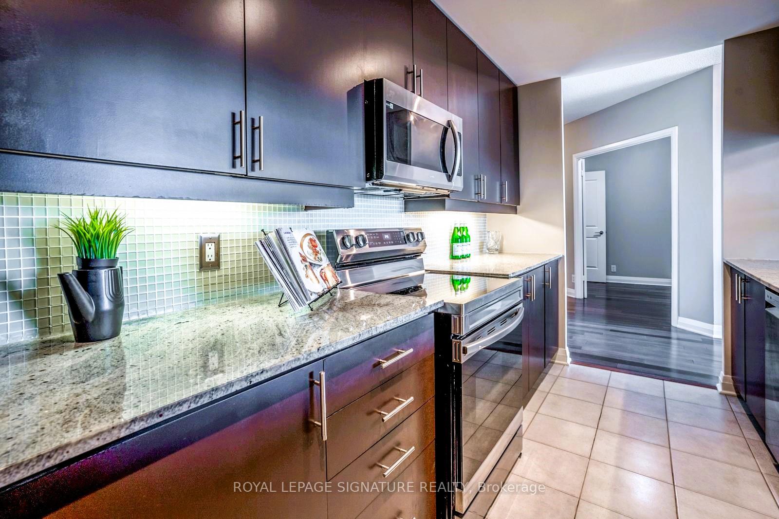 3 Bedrooms Condo at 1055 Southdown, Mississauga For sale