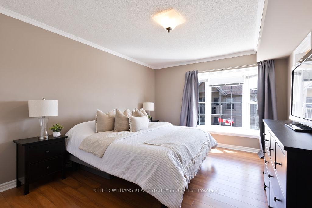 2 Bedrooms Condo at 4003 Kilmer, Burlington For sale