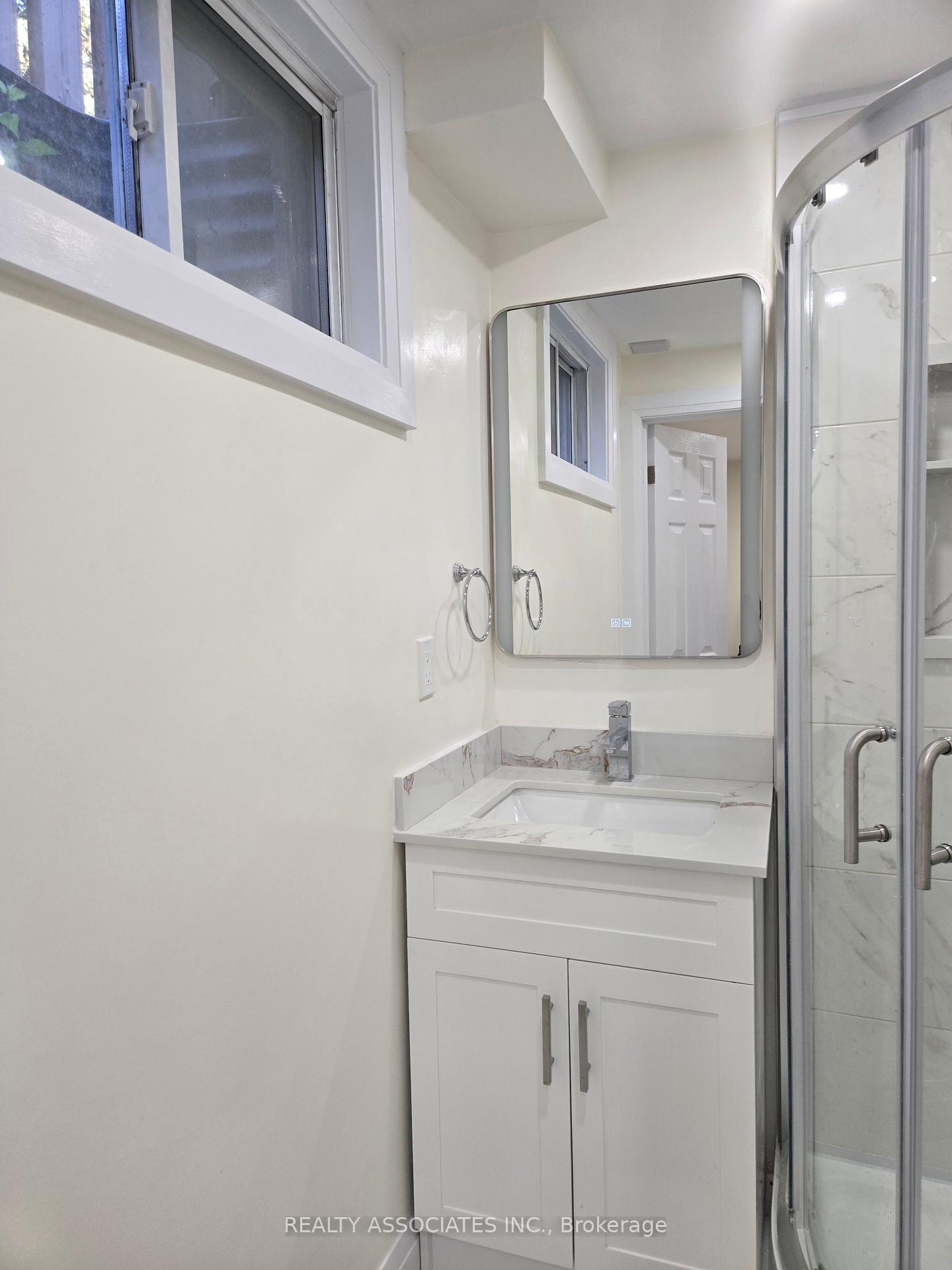 3 Bedrooms Condo at 2 Stonehill, Toronto For sale