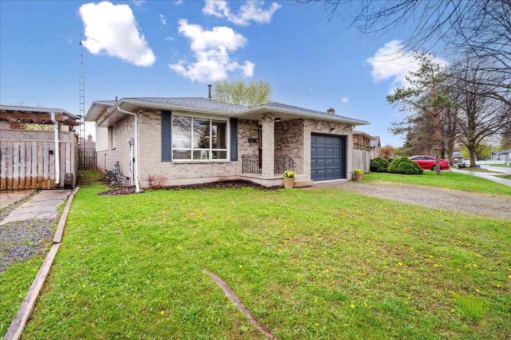 6346 Charnwood Avenue Niagara Falls, Ontario Are you looking for a home with lots of space for family gatherings, a large yard and two car side-by-side parking? This could be your future home. Solidly built this home features a larger than usual living and dining area, a kitchen that provides opportunity to grow and a wonderful bright family room with fireplace. Close to schools, shopping and the highway, the extra wide frontage provides options for the use of the backyard.