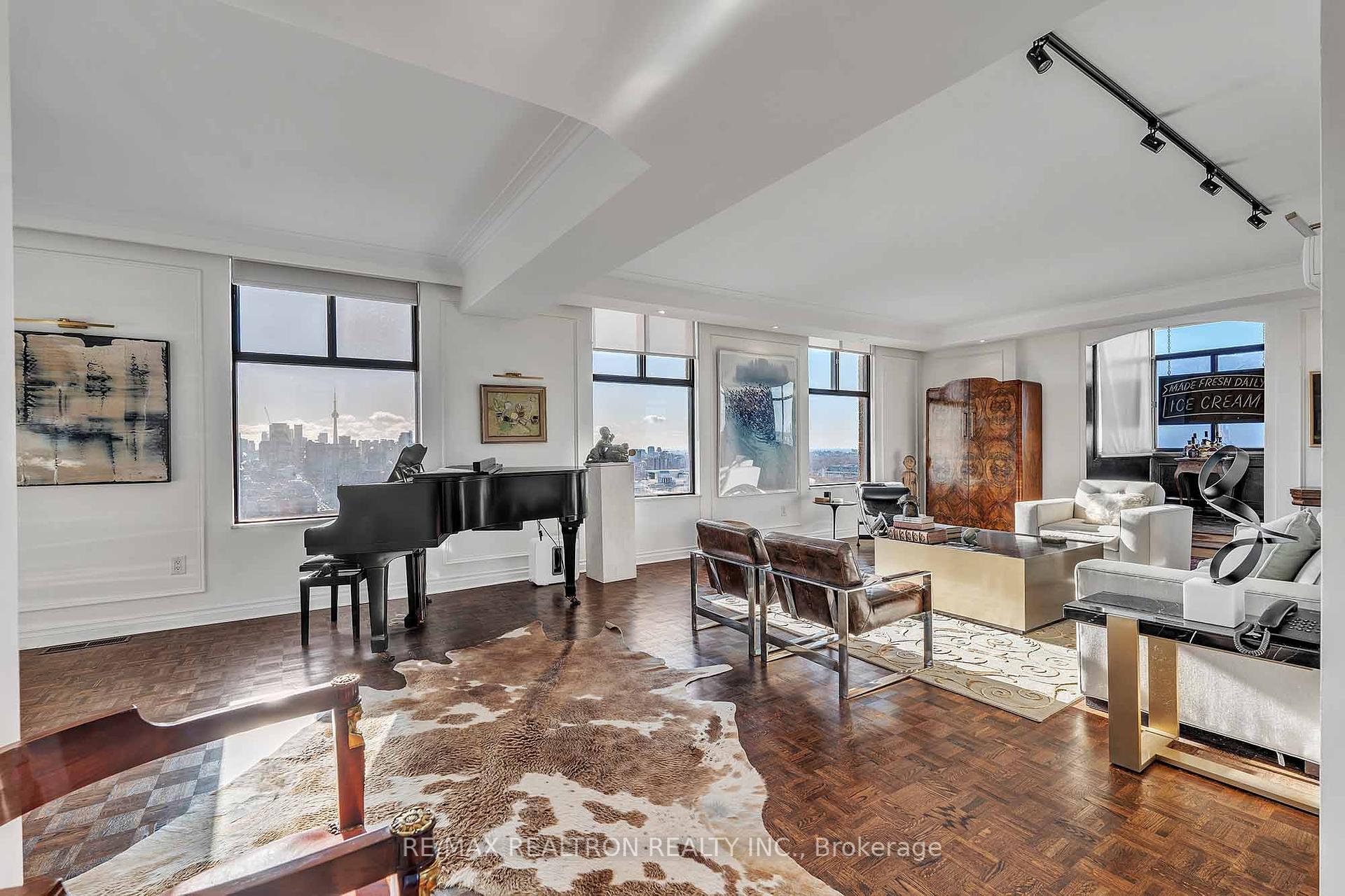 3 Bedrooms Condo at 423 Avenue, Toronto For sale