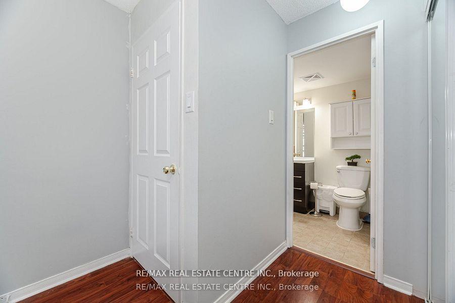 3 Bedrooms Condo at 250 Webb, Mississauga For sale
