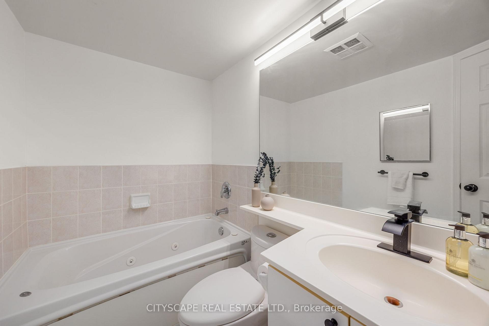 2 Bedrooms Condo at 5 Emerald, Vaughan For sale