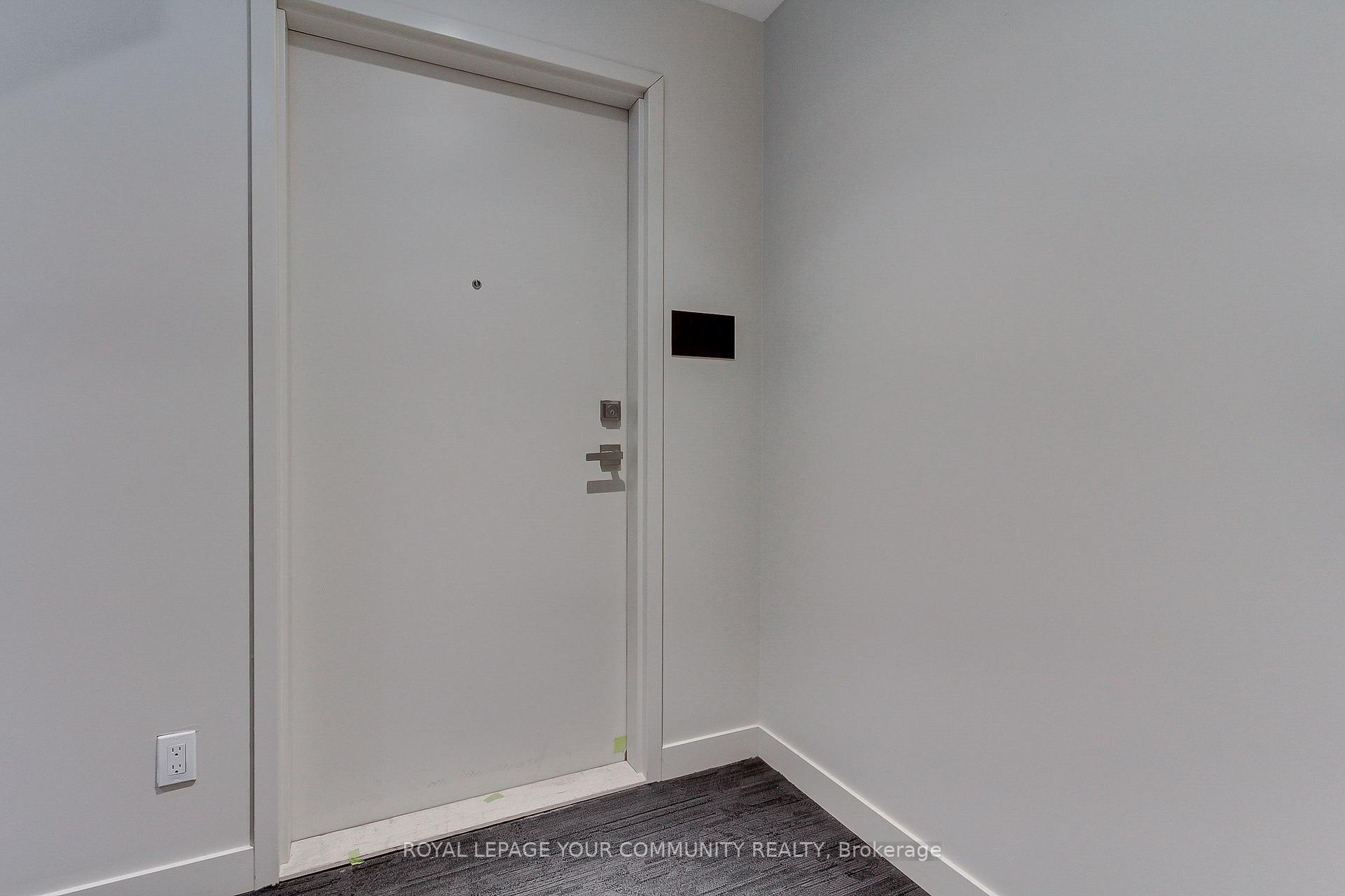 2 Bedrooms Condo at 10 Deerlick, Toronto For sale