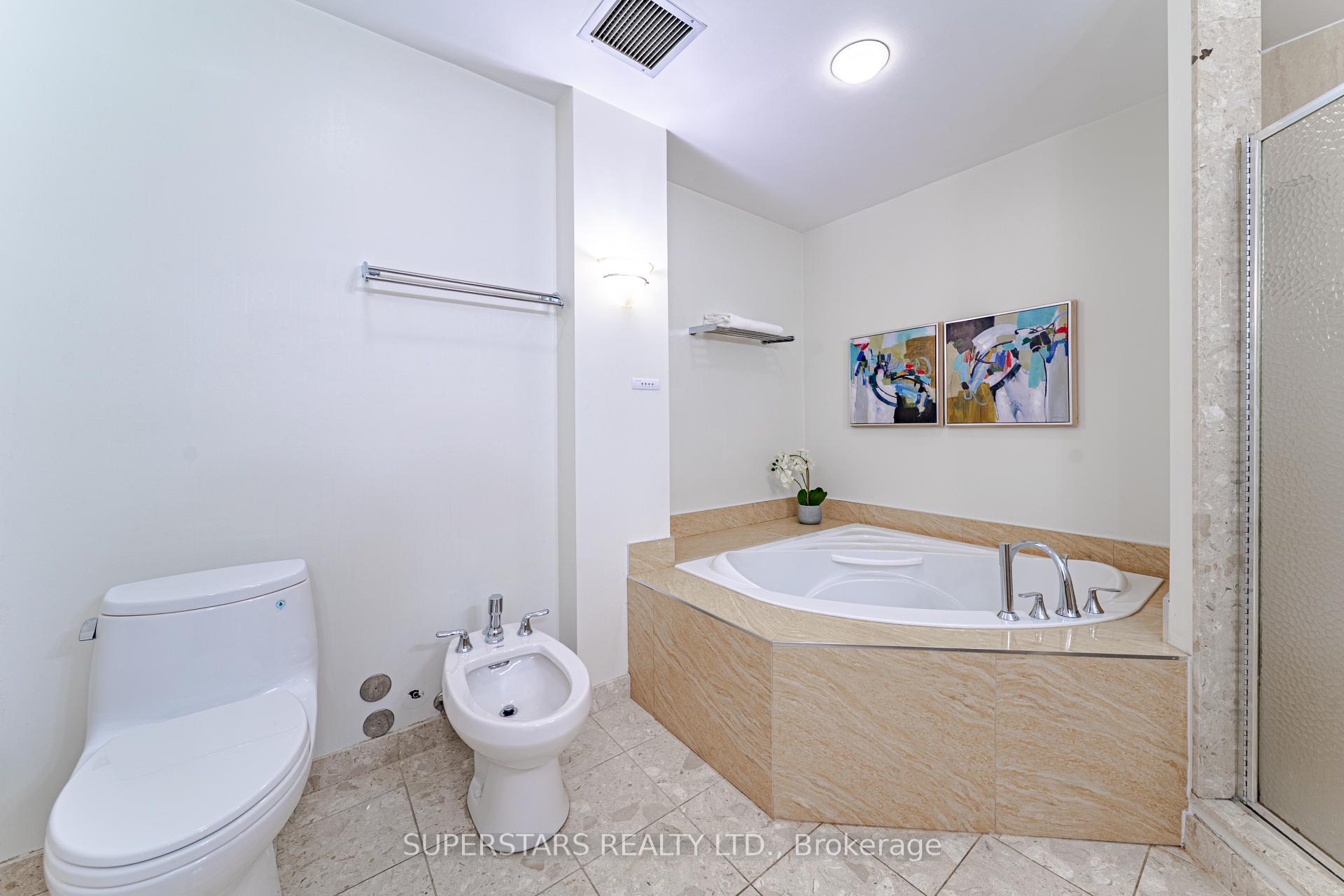 2 Bedrooms Condo at 20 Guildwood, Toronto For sale