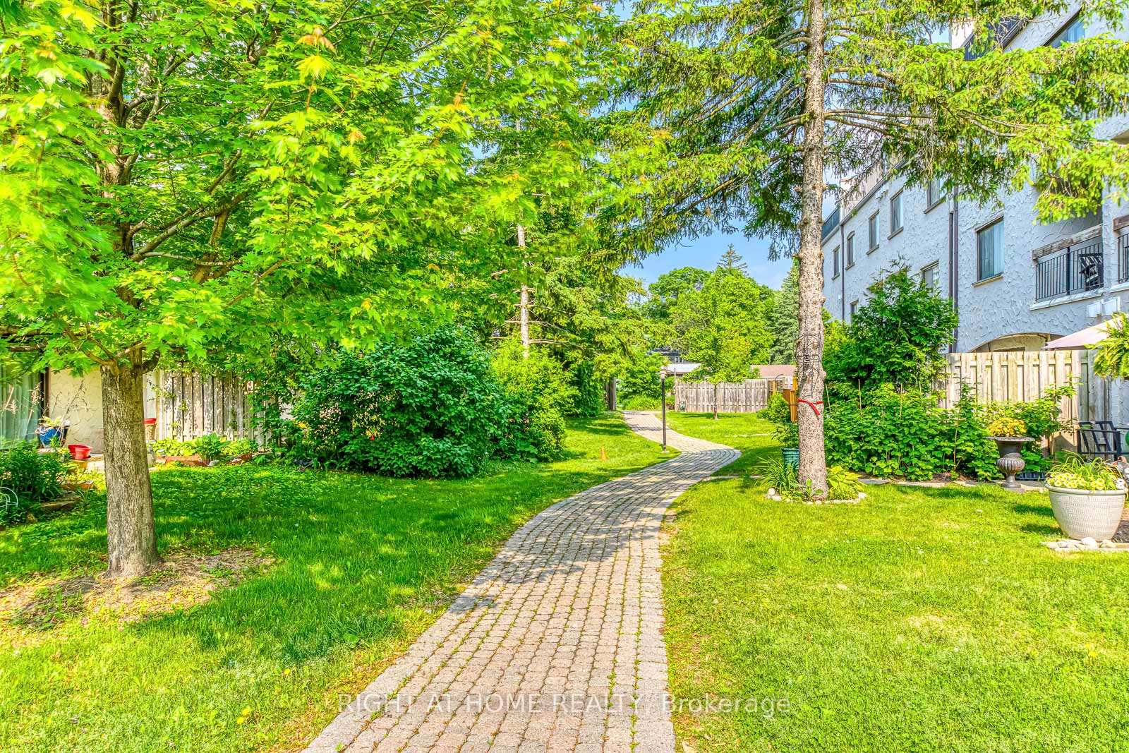 3 Bedrooms Condo at 1058 Falgarwood, Oakville For sale