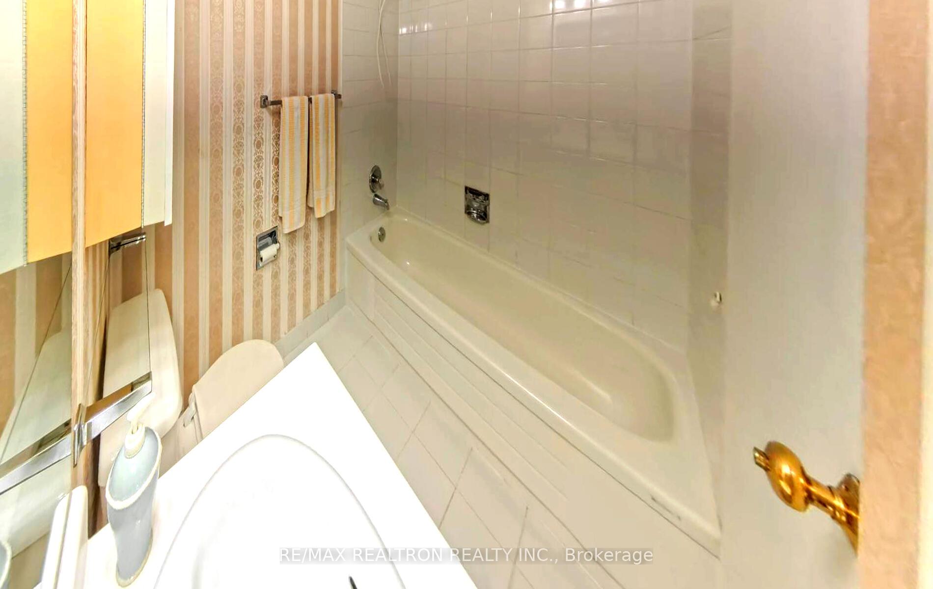 2 Bedrooms Condo at 7420 Bathurst, Vaughan For sale