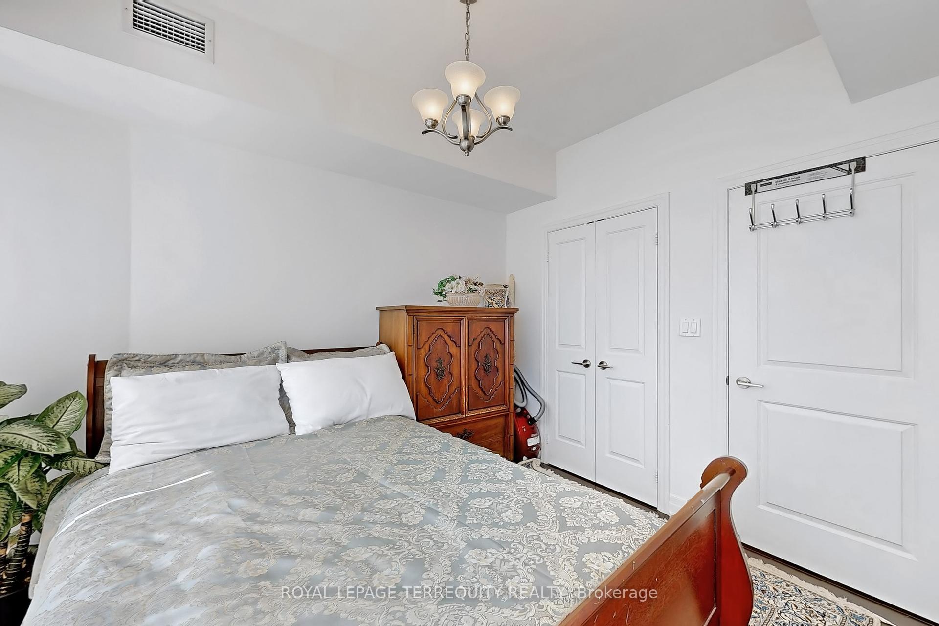 2 Bedrooms Condo at 8 The Esplanade, Toronto For sale