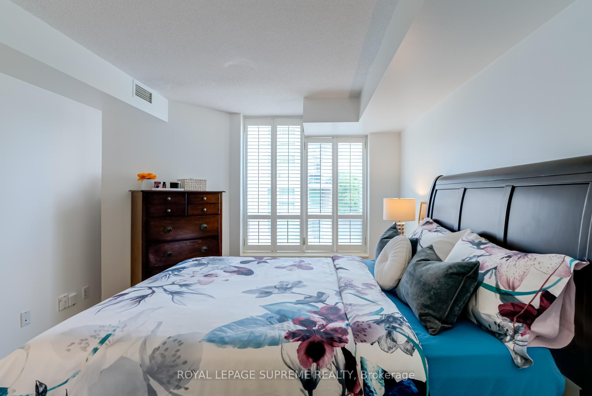 2 Bedrooms Condo at 190 Manitoba, Toronto For sale