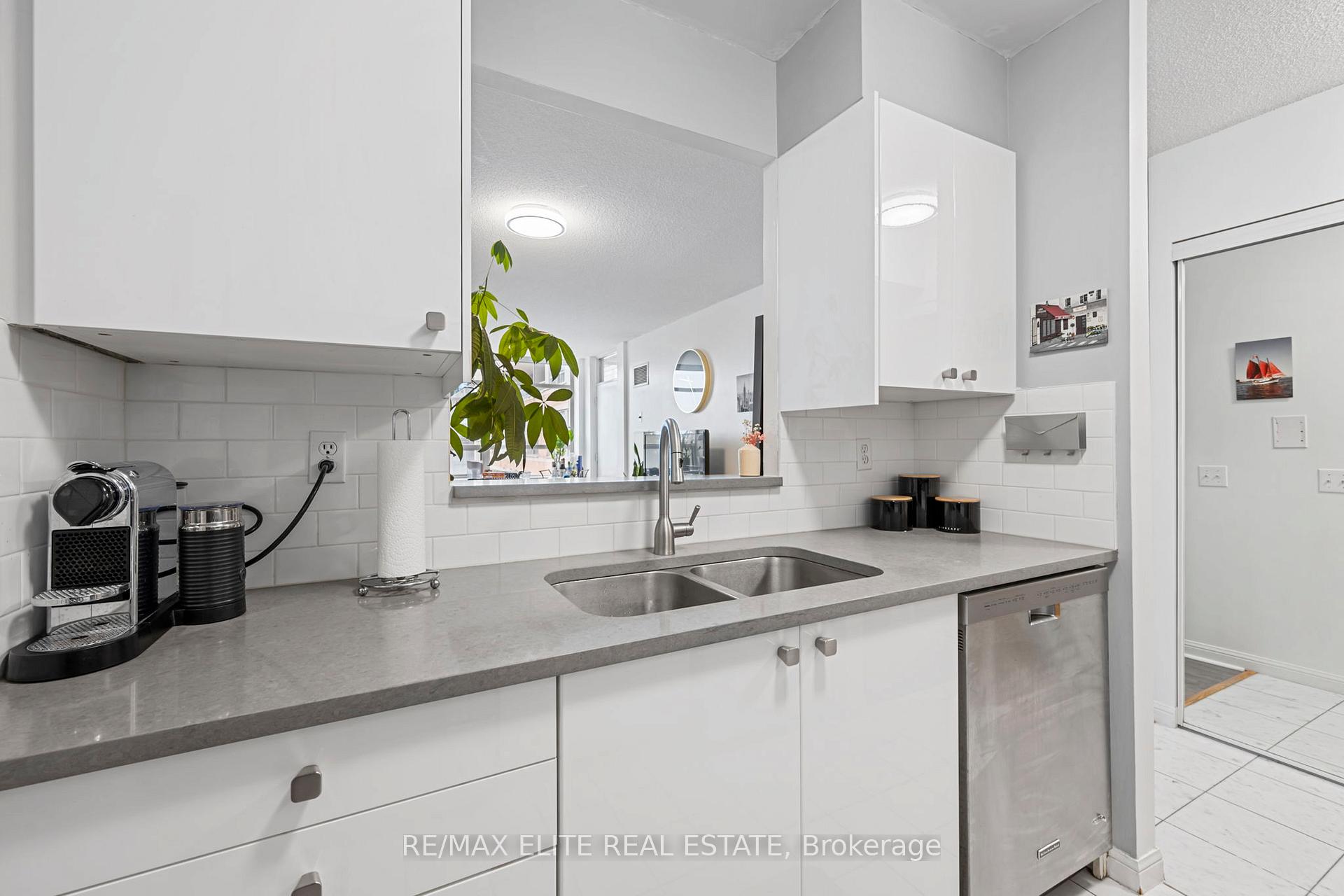 1 Bedroom Condo at 5 Rosehill,  Toronto For sale