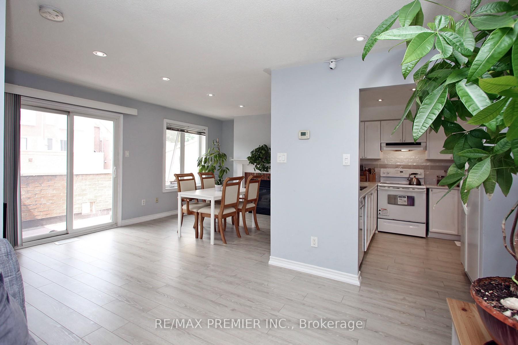 3 Bedrooms Condo at 45 Bristol, Mississauga For sale
