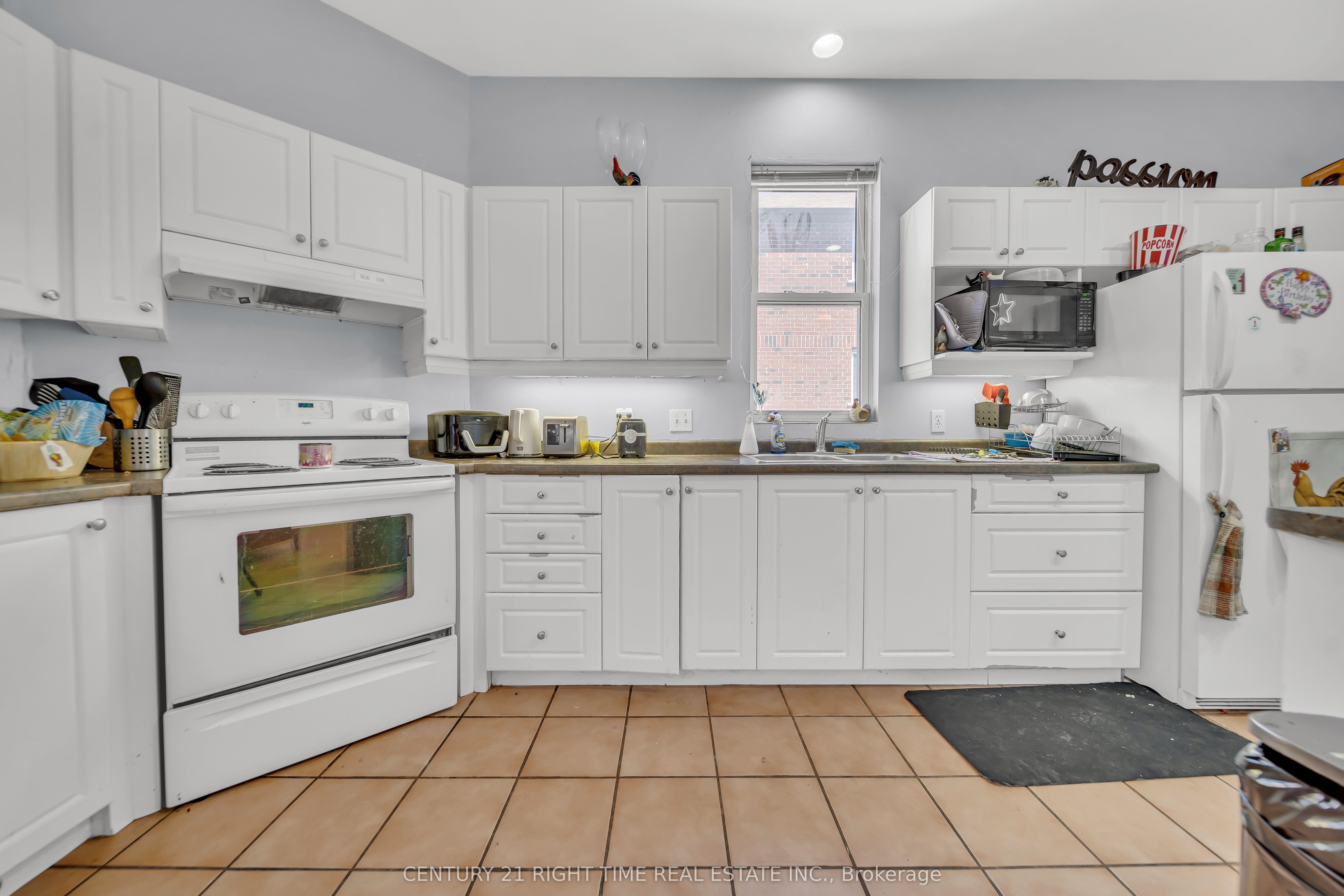 24 Columbia Street W