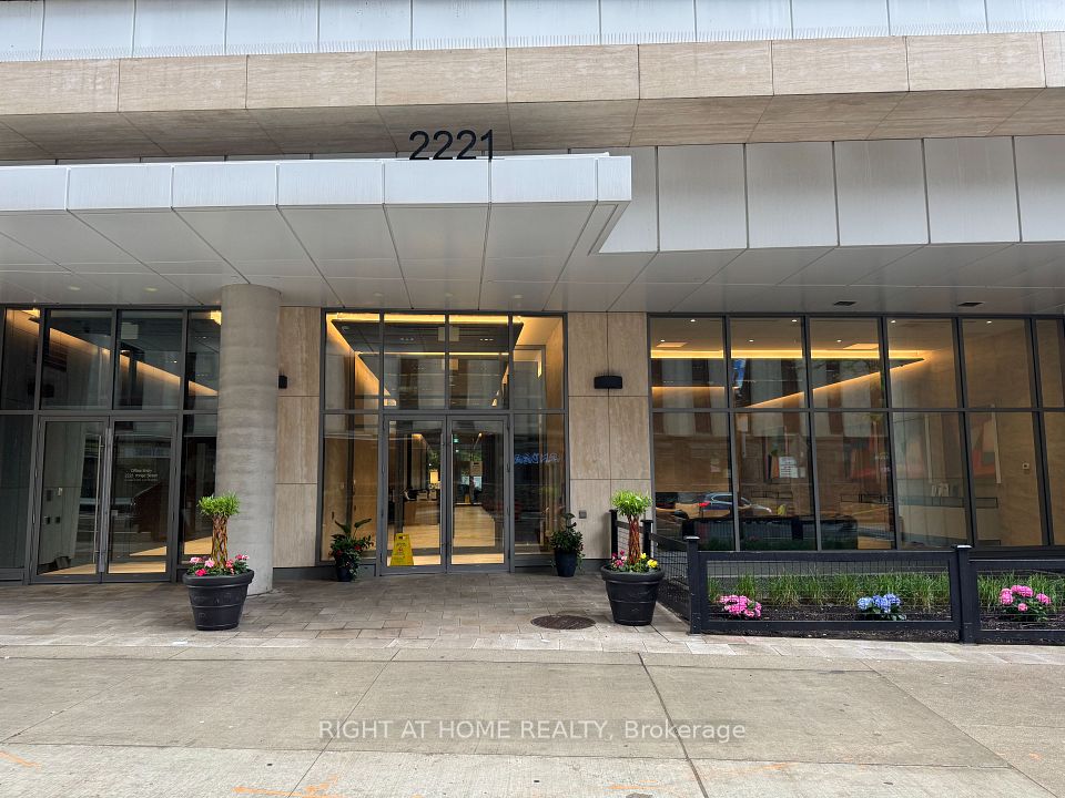 2221 Yonge