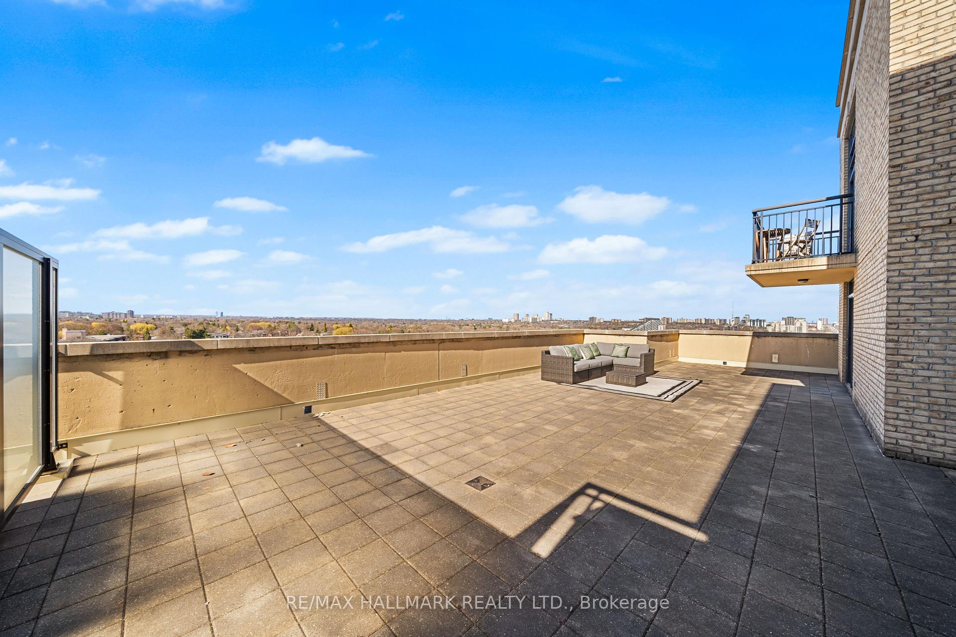 2 Bedrooms Condo at 676 Sheppard, Toronto For sale
