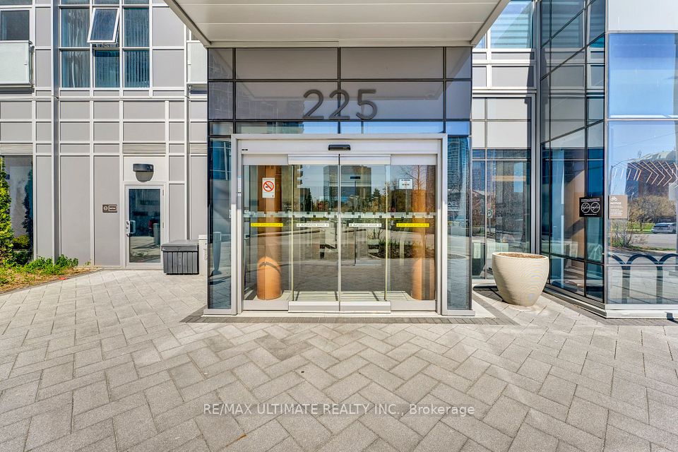 225 Village Green Square