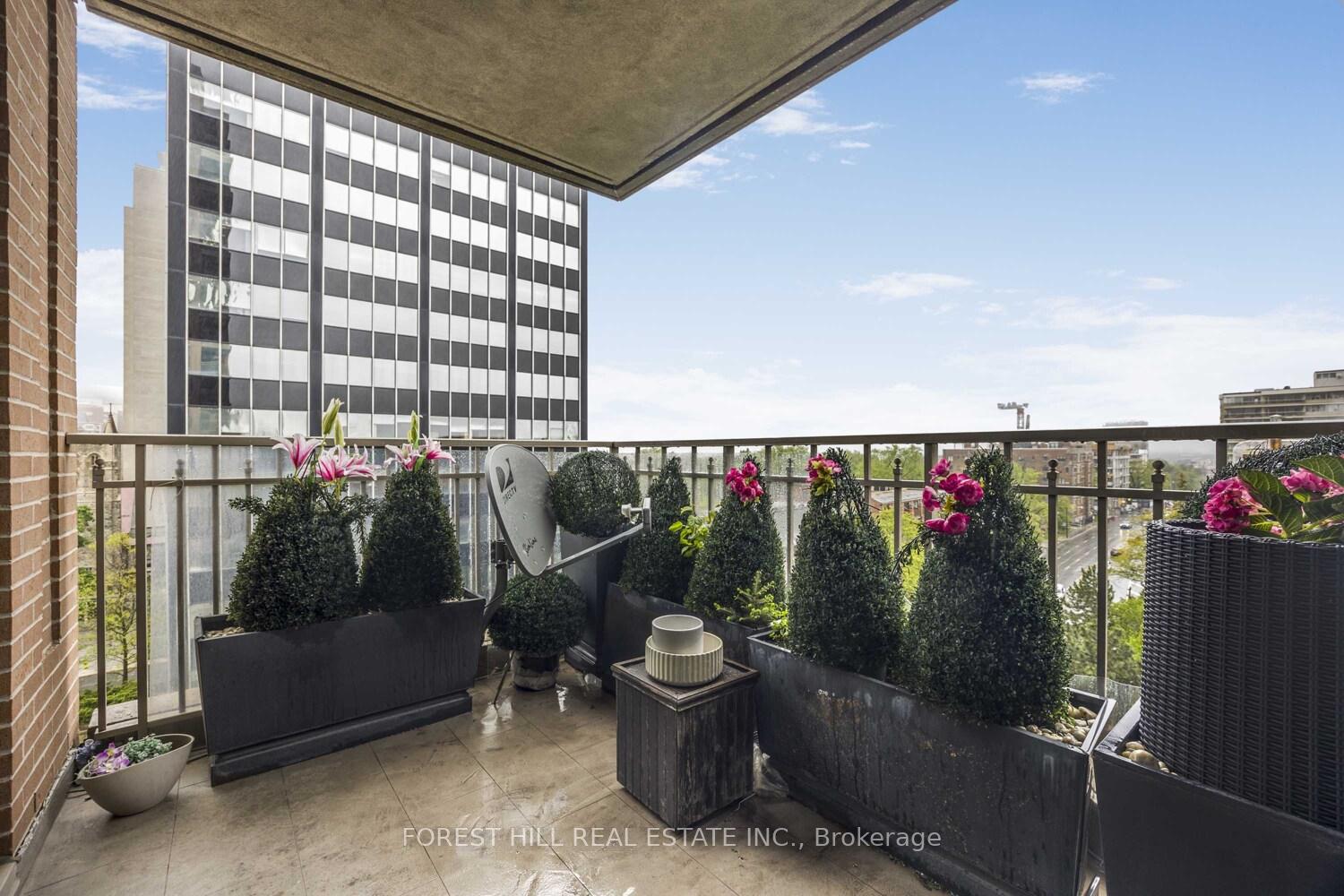 2 Bedrooms Condo at 155 St Clair, Toronto For sale