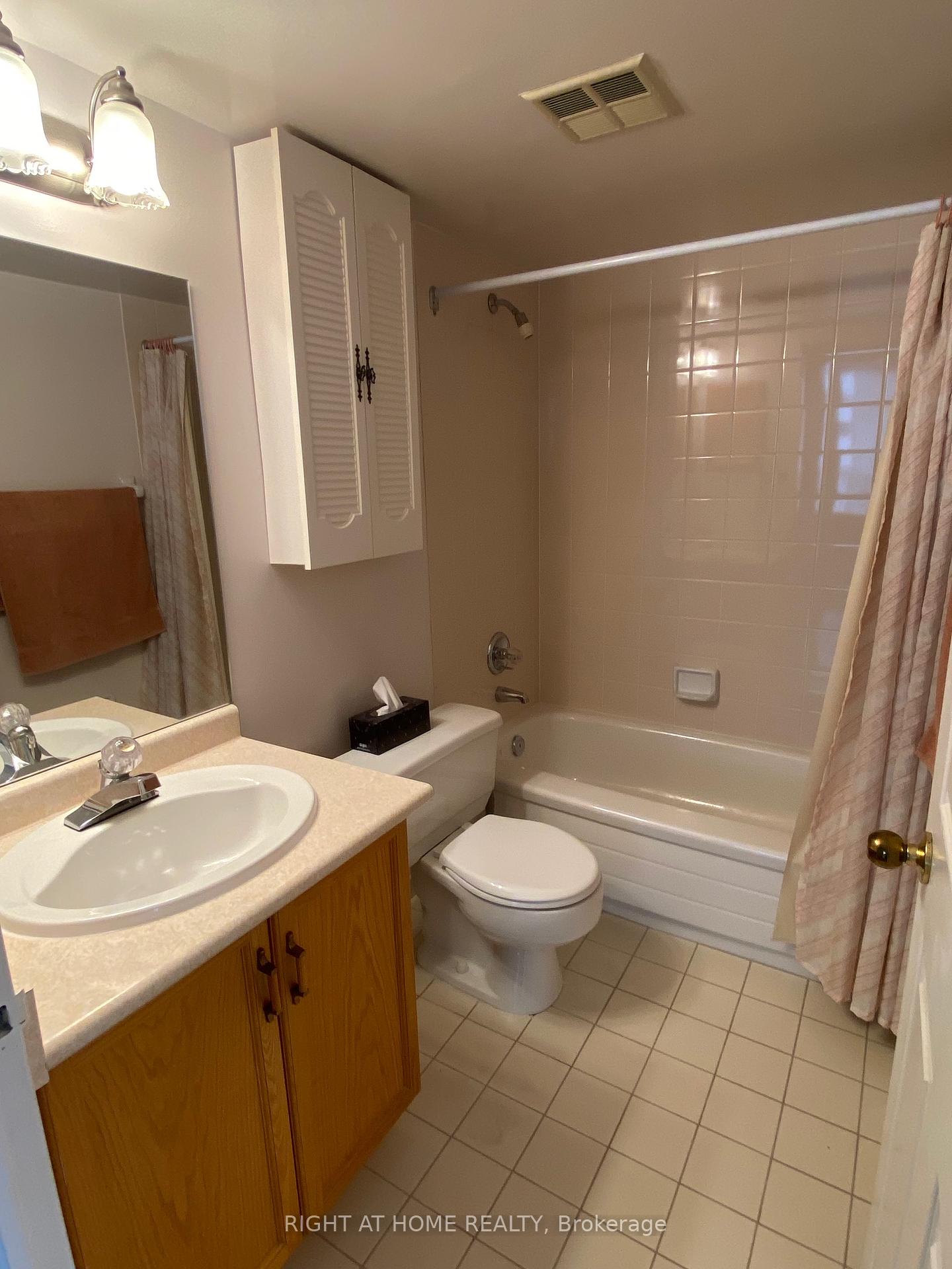 3 Bedrooms Condo at 330 Rathburn, Mississauga For sale