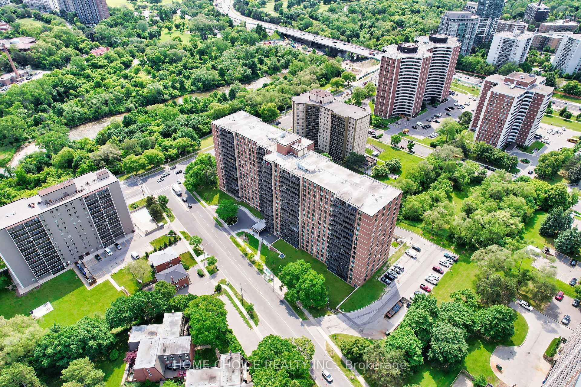 3 Bedrooms Condo at 15 La Rose, Toronto For sale