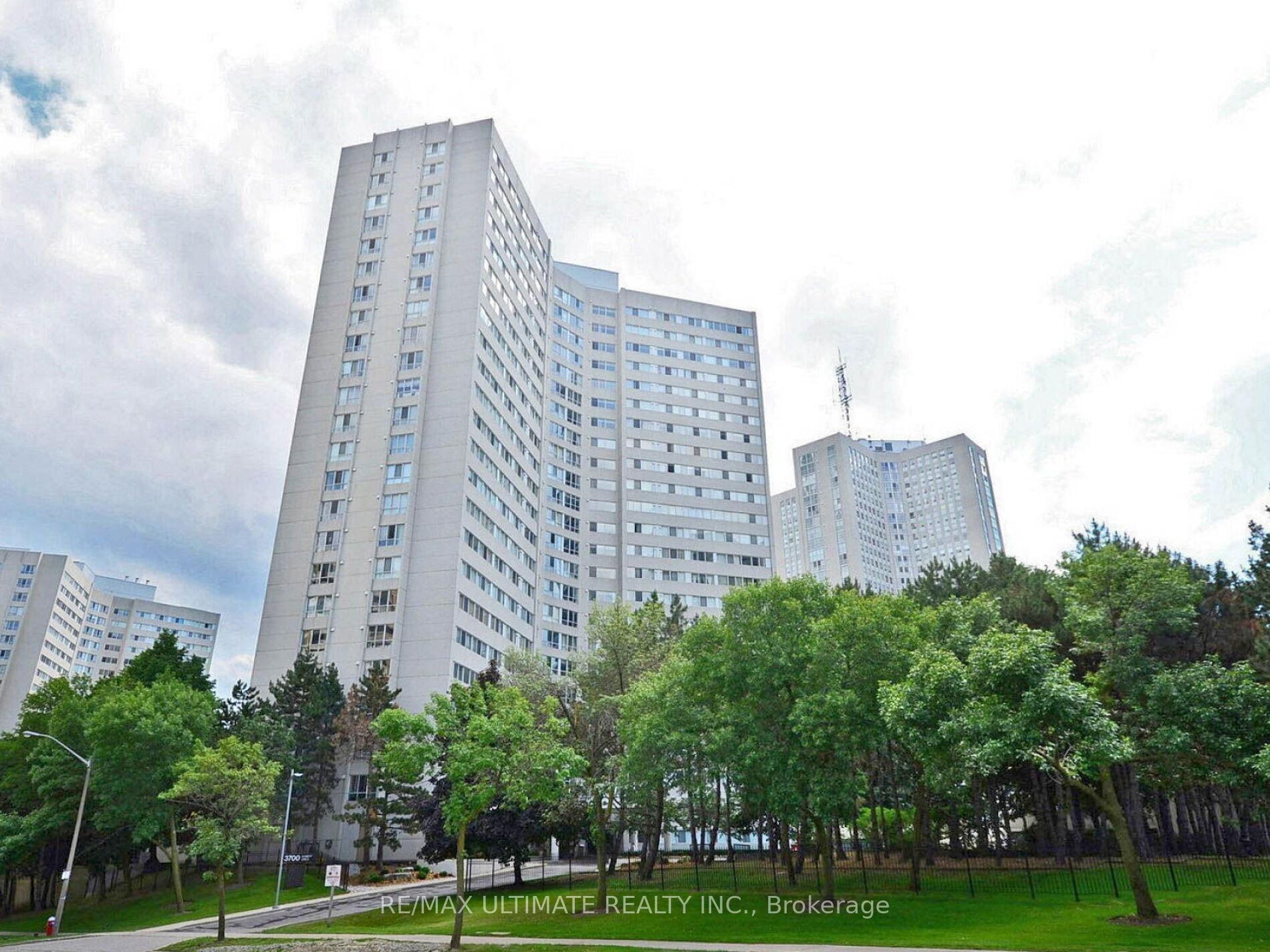 3 Bedrooms Condo at 3700 Kaneff, Mississauga For sale