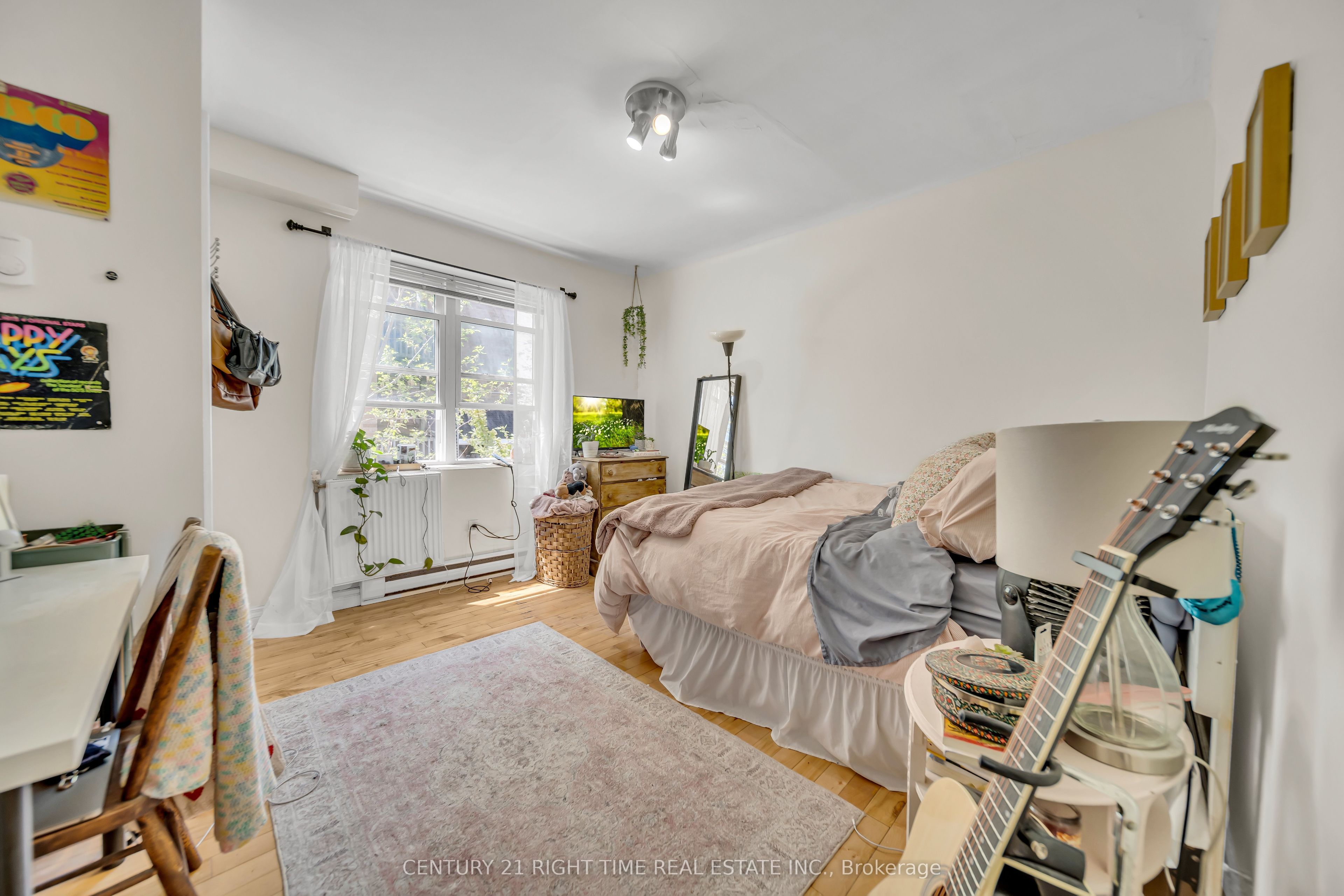 24 Columbia Street W