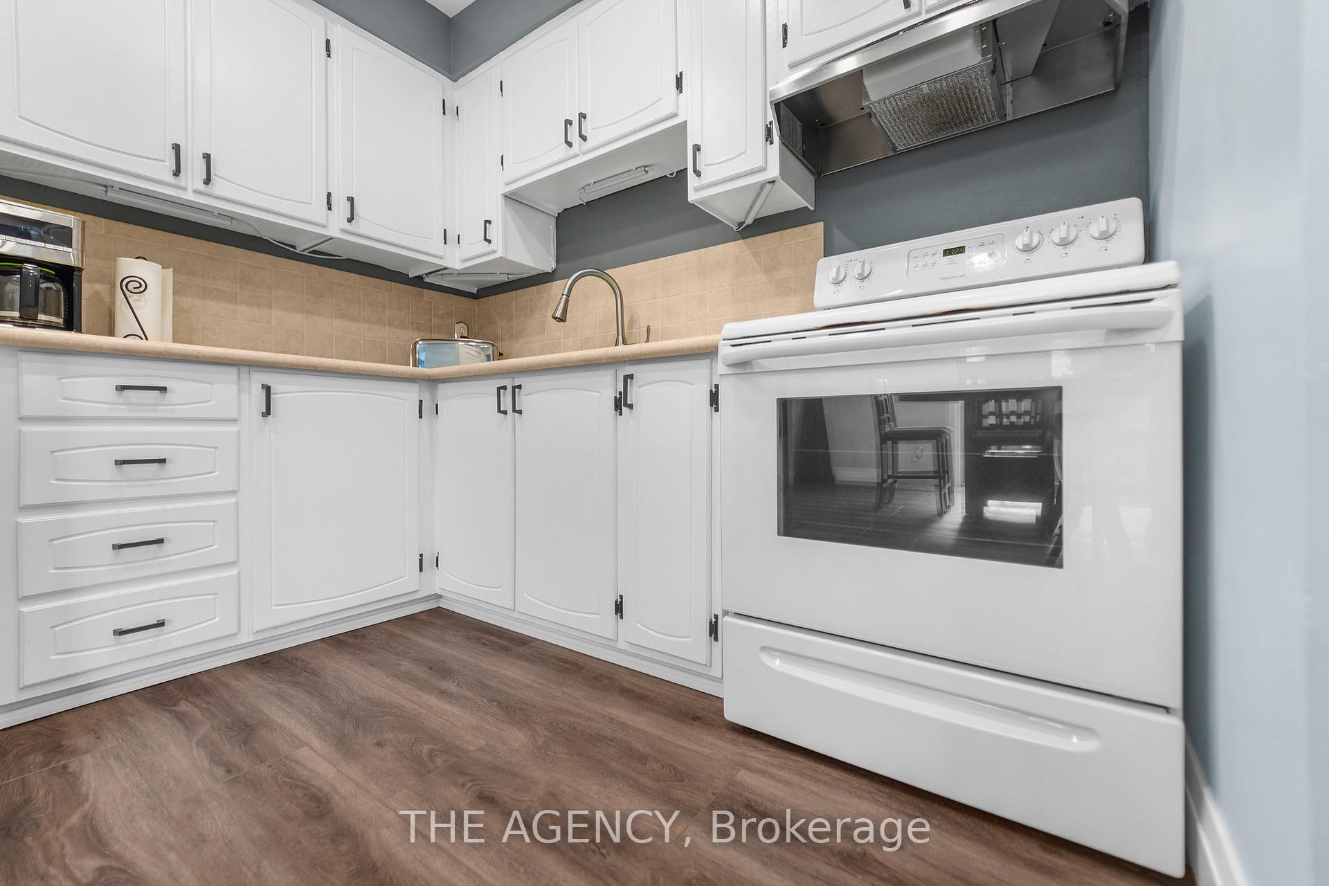 3 Bedrooms Condo at 965 Francis, Burlington For sale