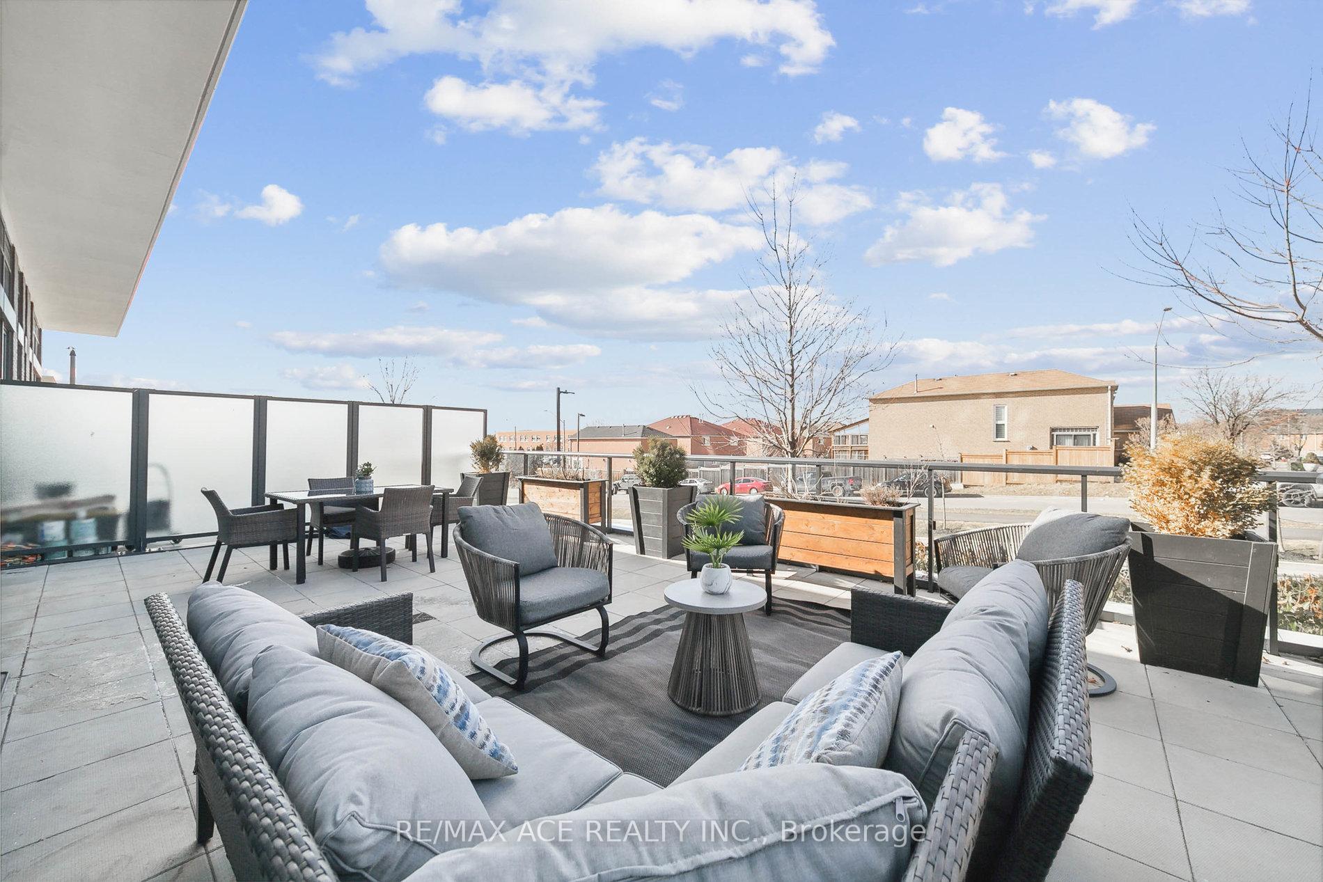 2 Bedrooms Condo at 65 Watergarden, Mississauga For sale