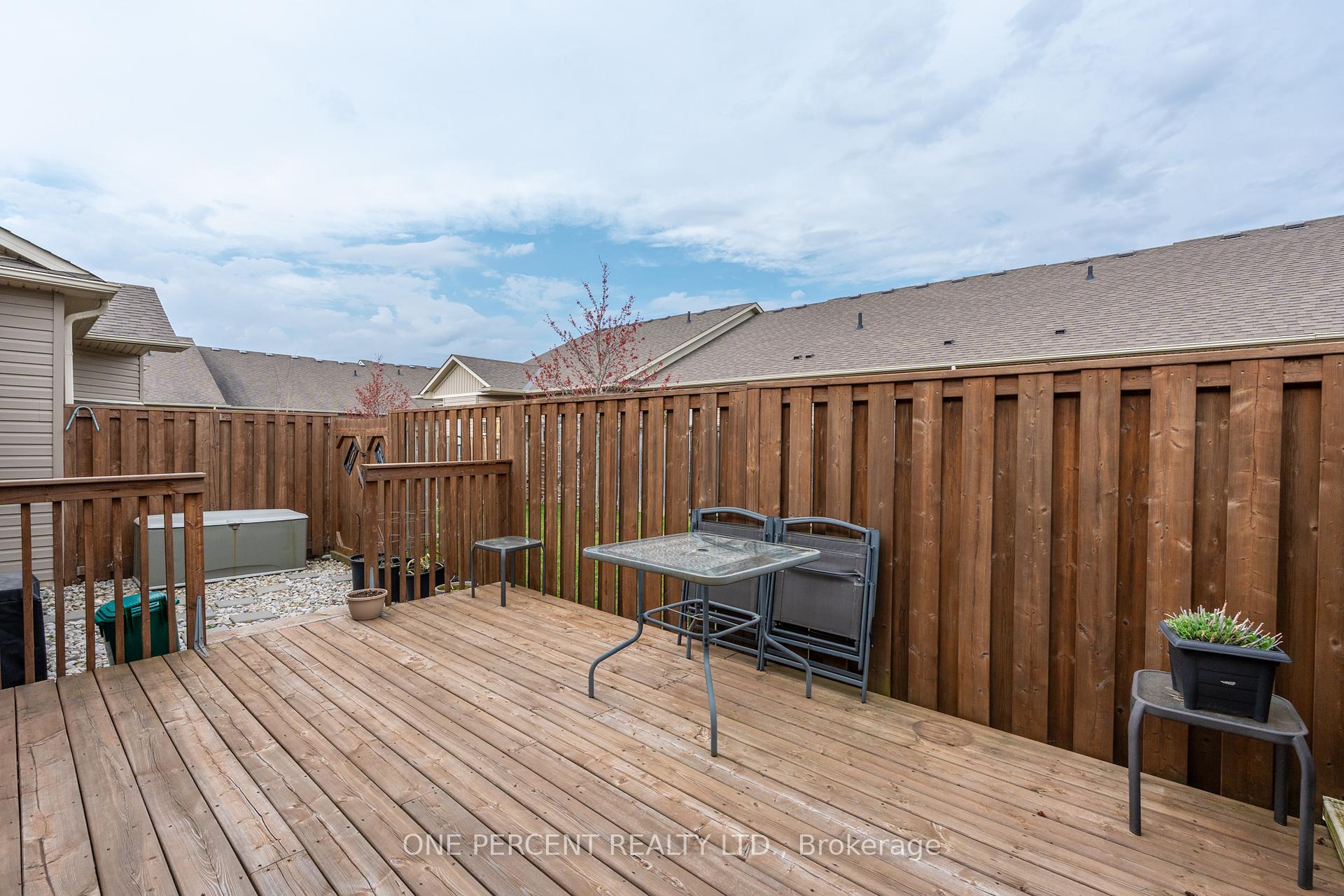 2 Bedrooms Condo at 21 Stickland, Hamilton For sale