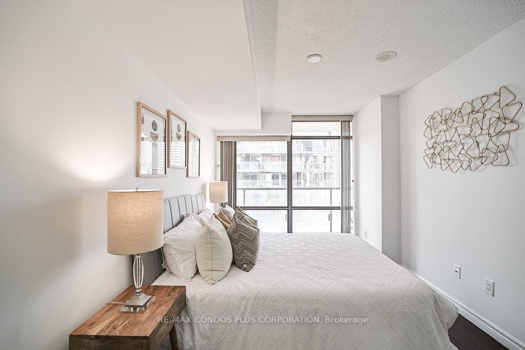 2 Bedrooms Condo at 38 Grenville, Toronto For sale