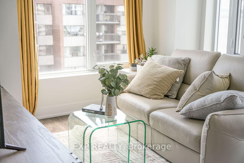 2 Bedrooms Condo at 68 Merton, Toronto For sale