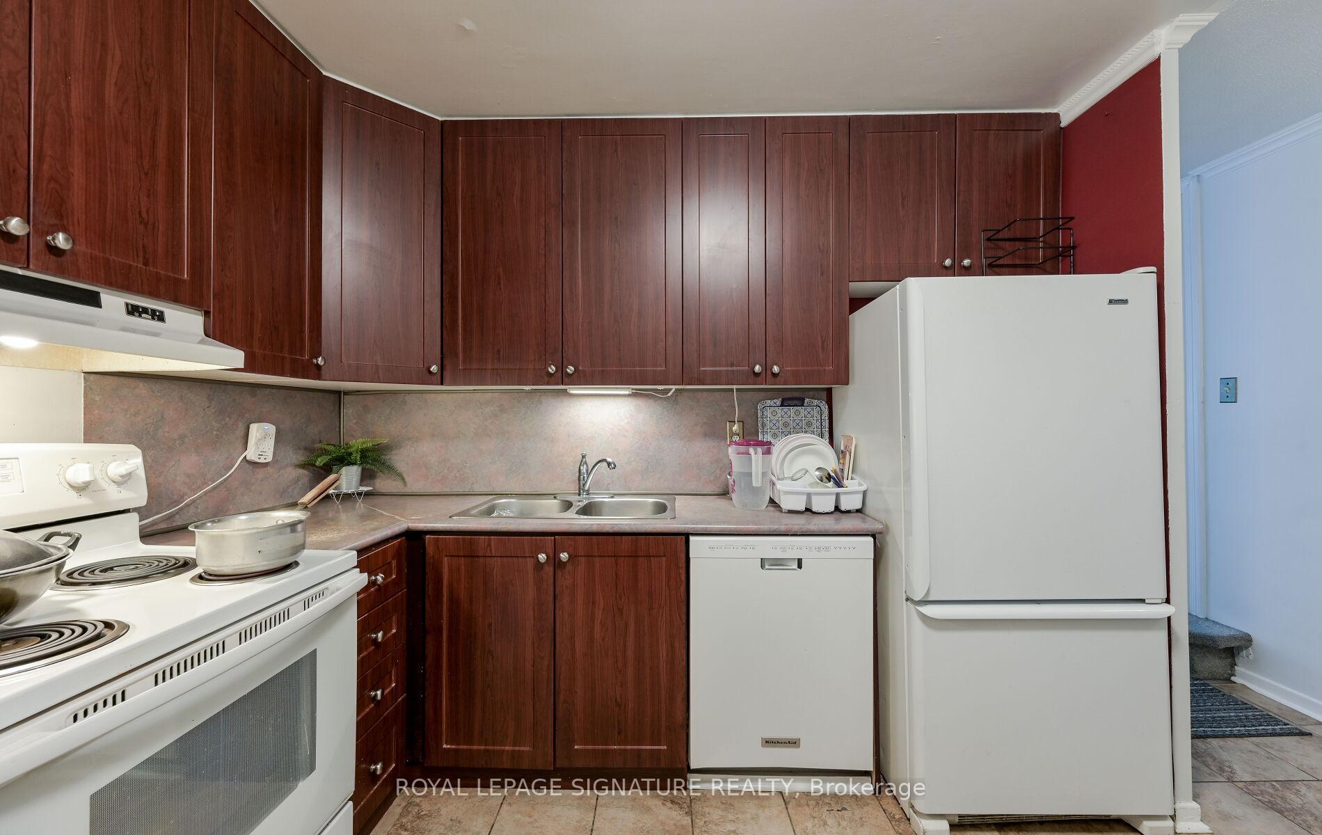4 Bedrooms Condo at 2323 Confederation, Mississauga For sale