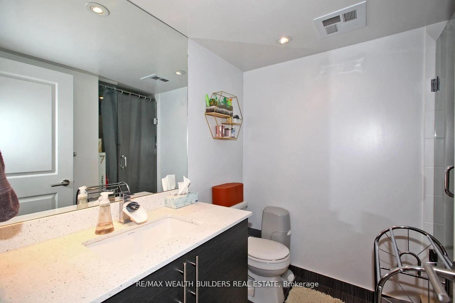2 Bedrooms Condo at 400 Adelaide, Toronto For sale
