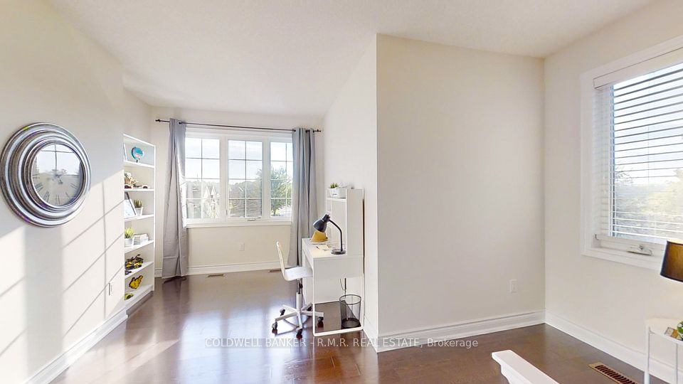 L-Shaped Very Large Bedroom With Semi-Ensuite
