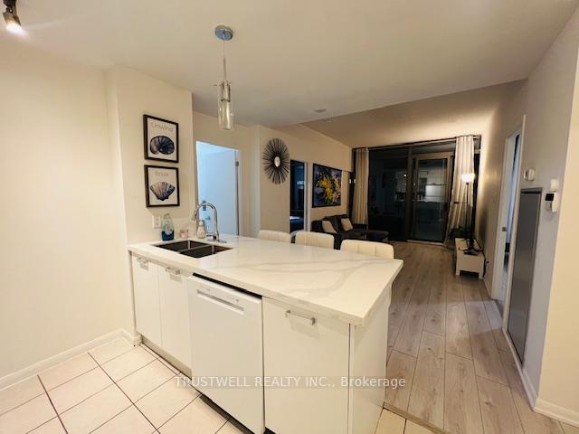 2 Bedrooms Condo at 38 Grenville, Toronto For sale