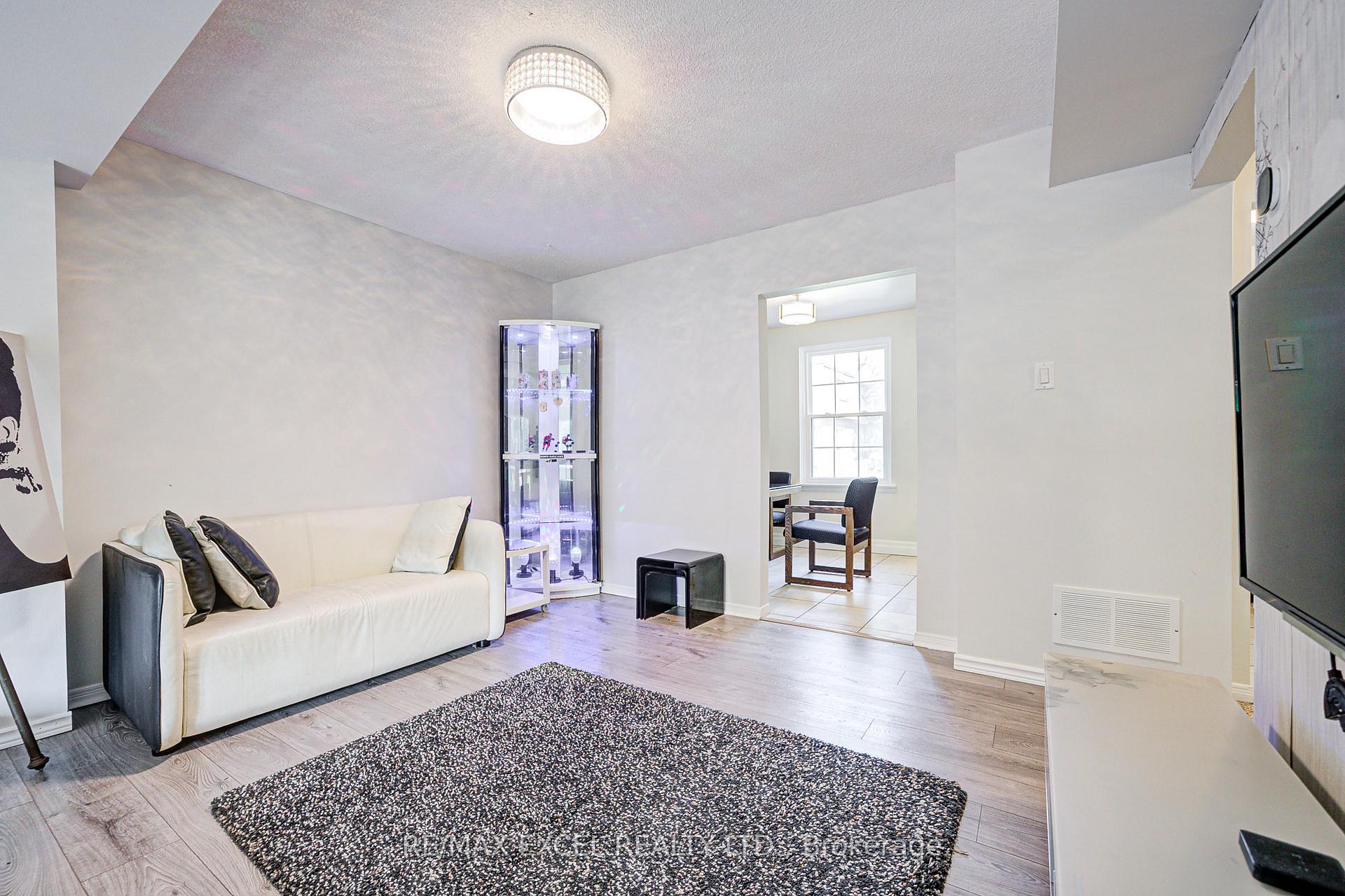 3 Bedrooms Condo at 20 Crockamhill, Toronto For sale