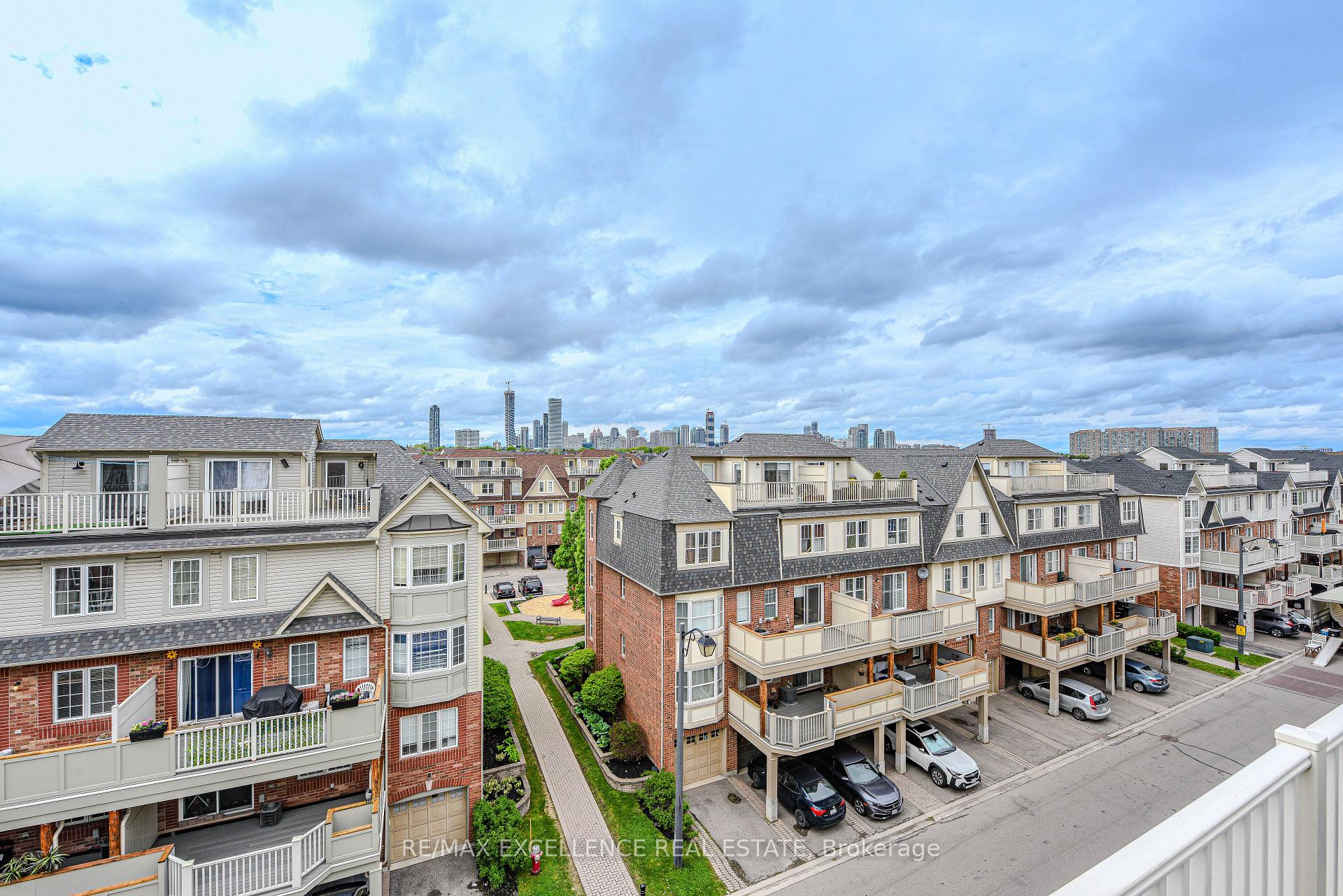 3 Bedrooms Condo at 599 Dundas, Mississauga For sale