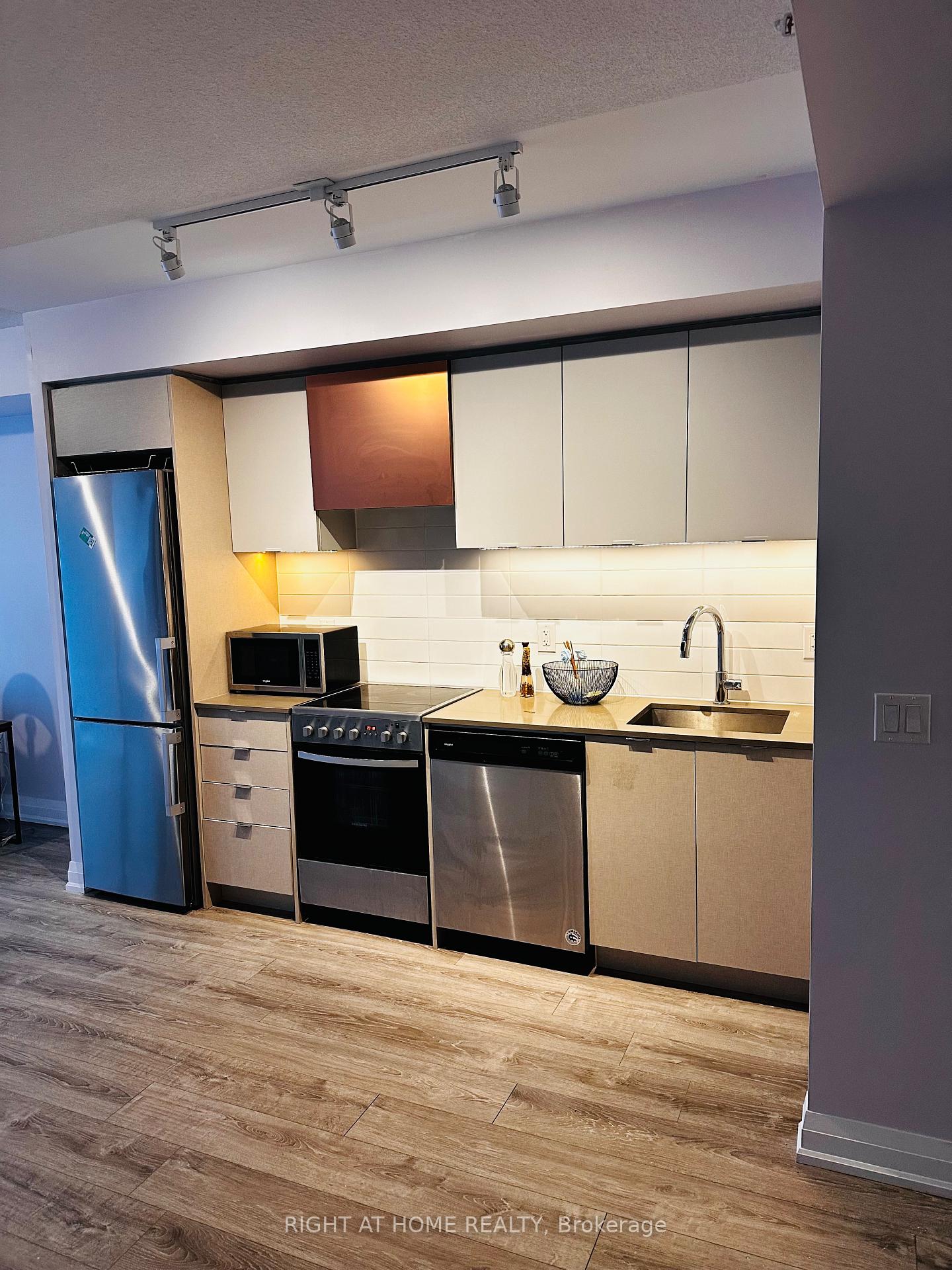 2 Bedrooms Condo at 30 GIBBS, Toronto For sale