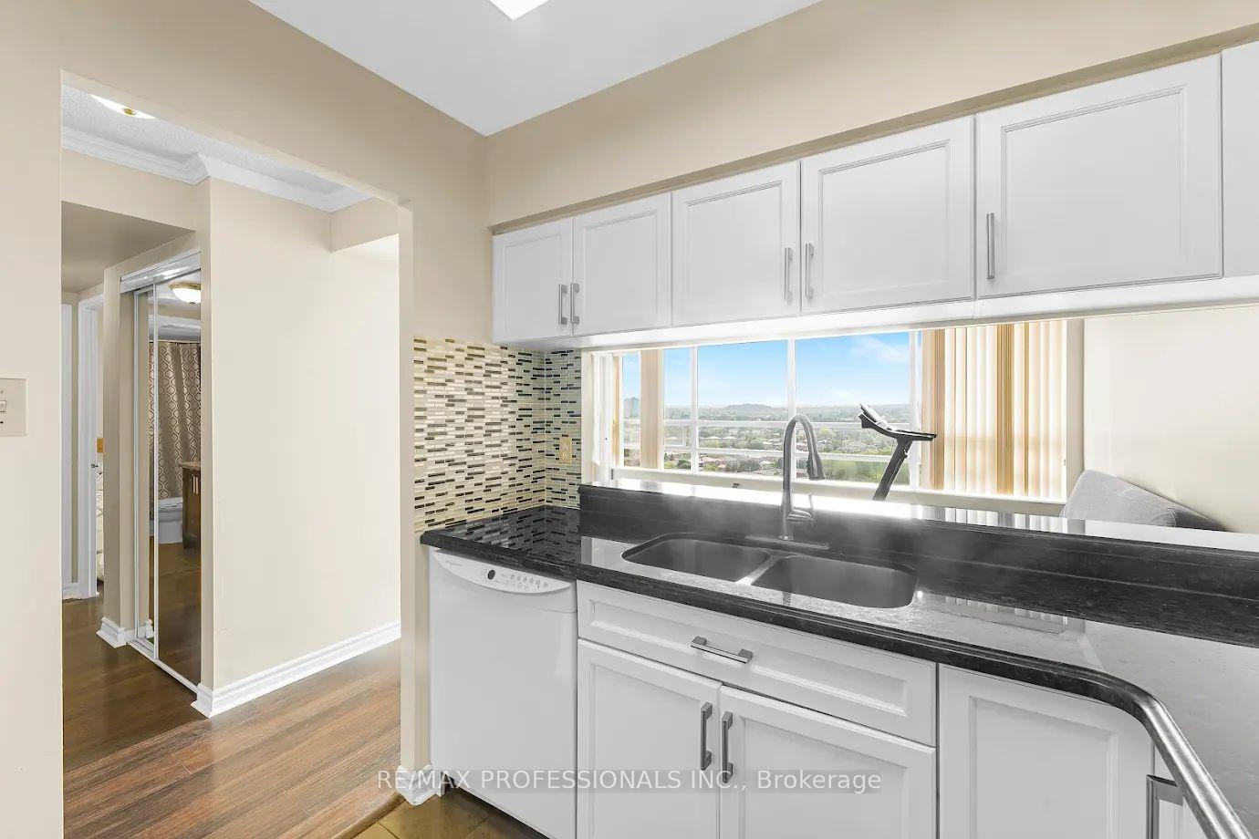 2 Bedrooms Condo at 50 Kingsbridge Garden, Mississauga For sale