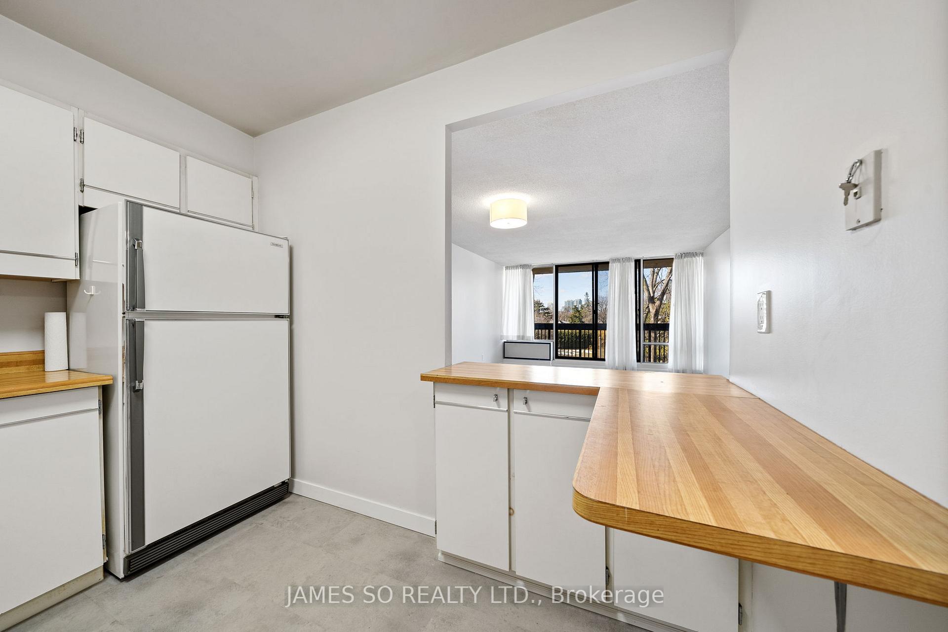 3 Bedrooms Condo at 20 Fashion Roseway,  Toronto For sale